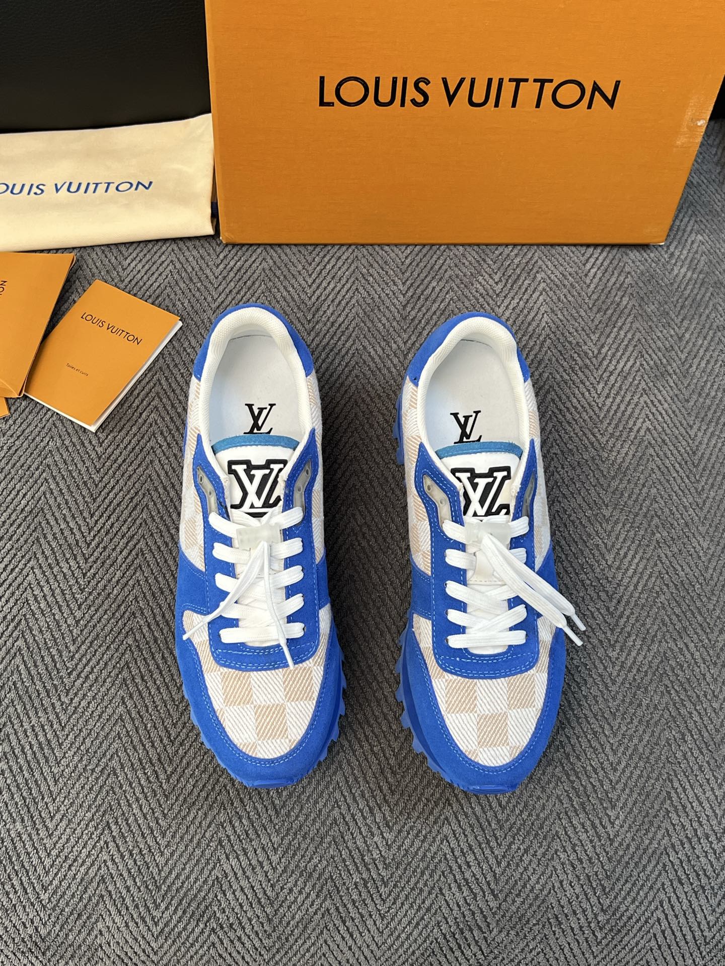Lv  高品质  顶级工艺品  路易威登，运动板鞋专柜同步，鞋面意大利进口，高品质拼接缤纷色彩复杂工艺品，进口牛里垫柔软