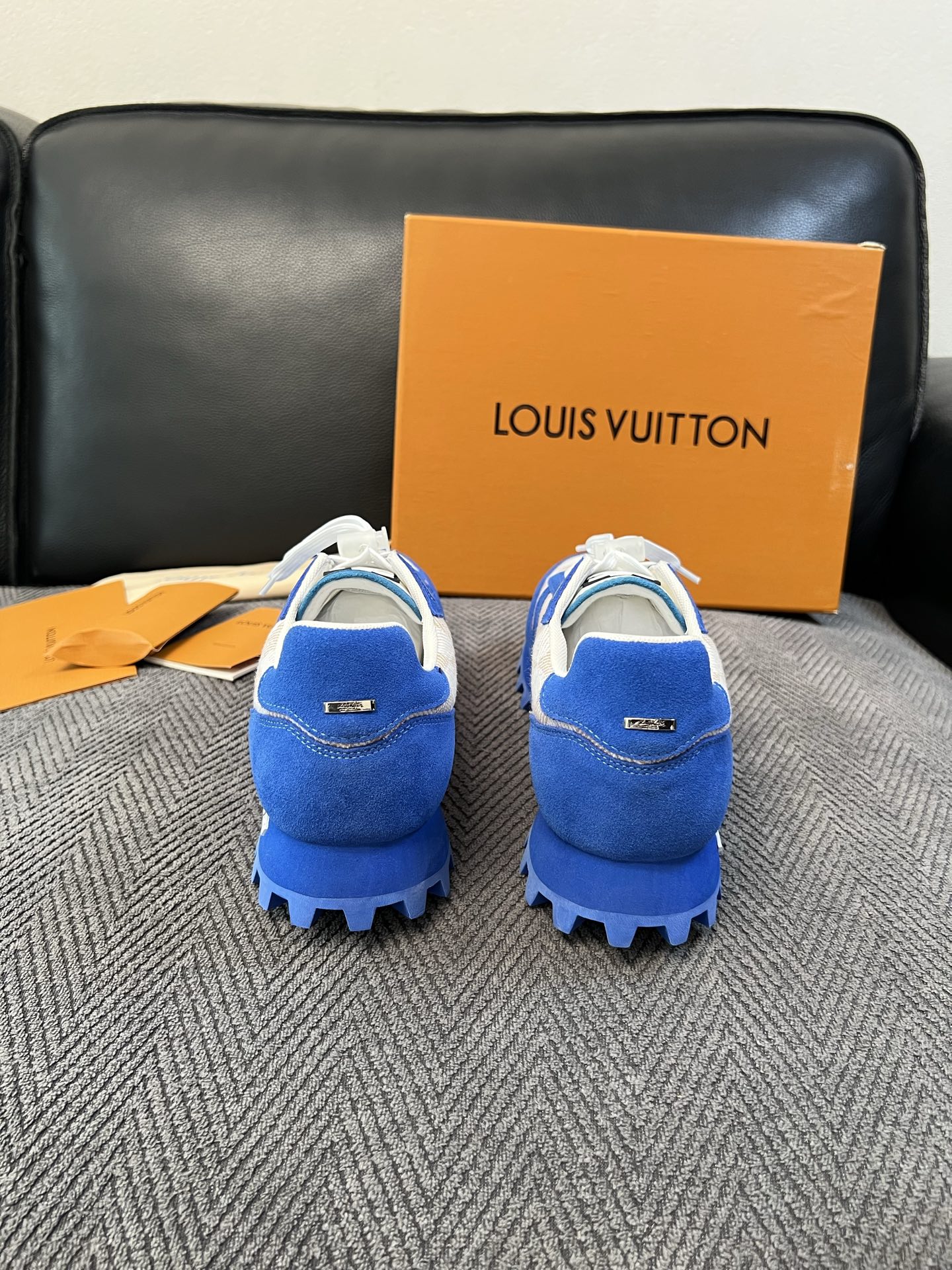 Lv  高品质  顶级工艺品  路易威登，运动板鞋专柜同步，鞋面意大利进口，高品质拼接缤纷色彩复杂工艺品，进口牛里垫柔软