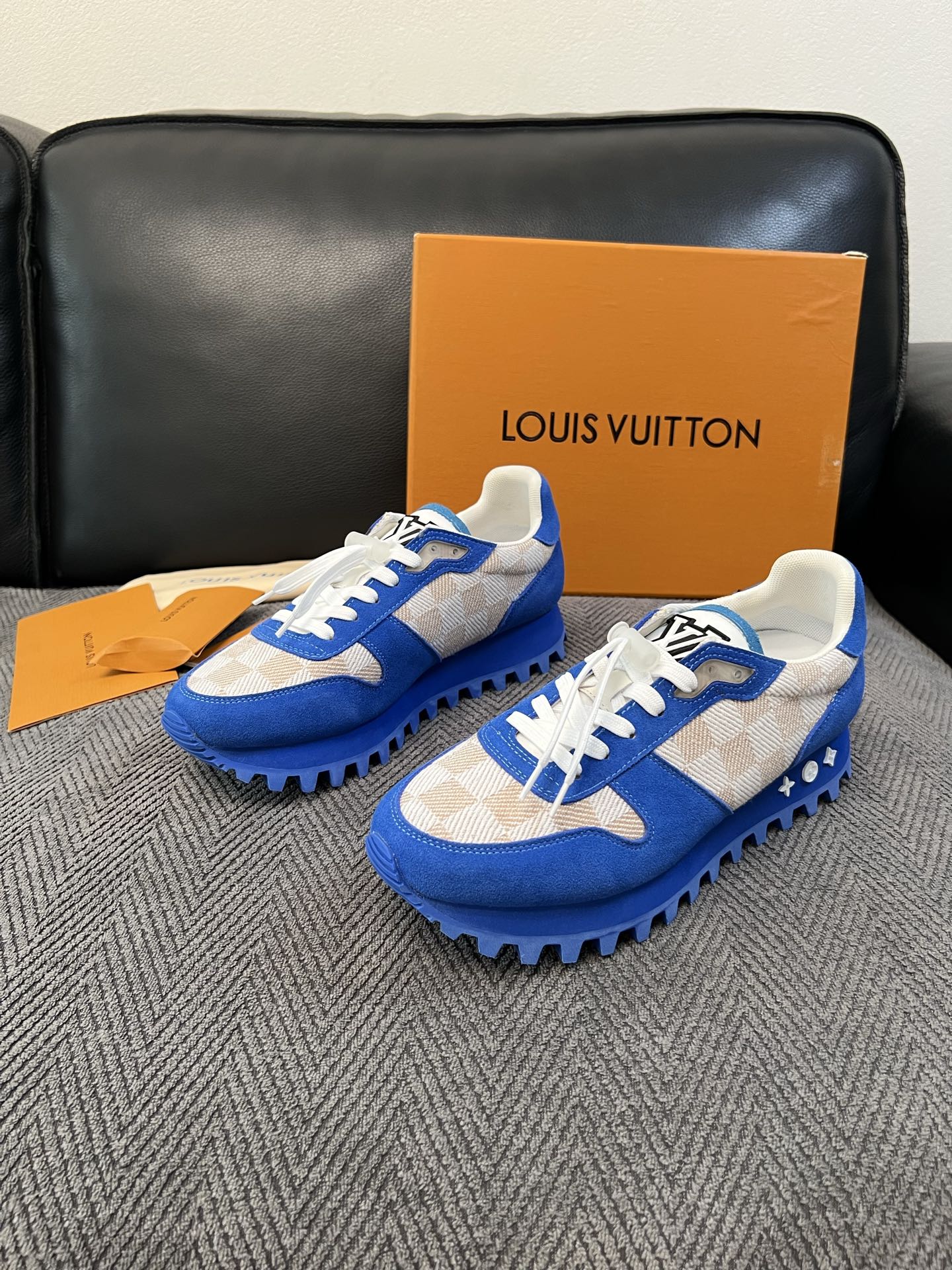 Lv  高品质  顶级工艺品  路易威登，运动板鞋专柜同步，鞋面意大利进口，高品质拼接缤纷色彩复杂工艺品，进口牛里垫柔软