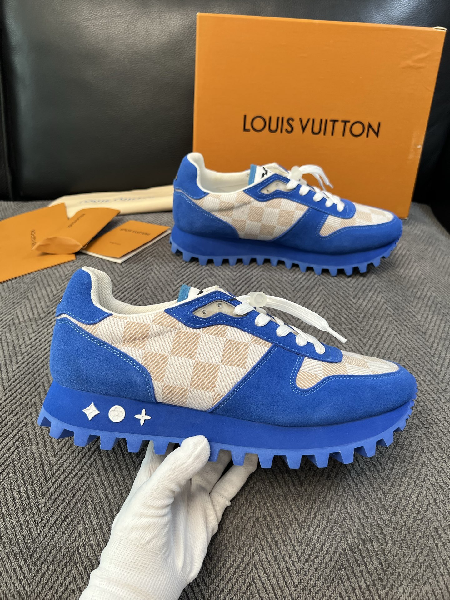 Lv  高品质  顶级工艺品  路易威登，运动板鞋专柜同步，鞋面意大利进口，高品质拼接缤纷色彩复杂工艺品，进口牛里垫柔软