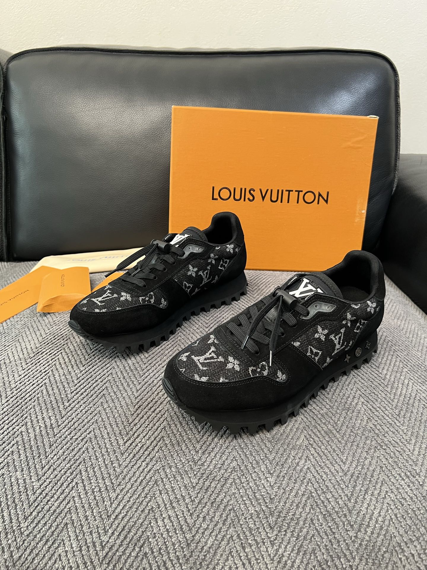 Lv  高品质  顶级工艺品  路易威登，运动板鞋专柜同步，鞋面意大利进口，高品质拼接缤纷色彩复杂工艺品，进口牛里垫柔软