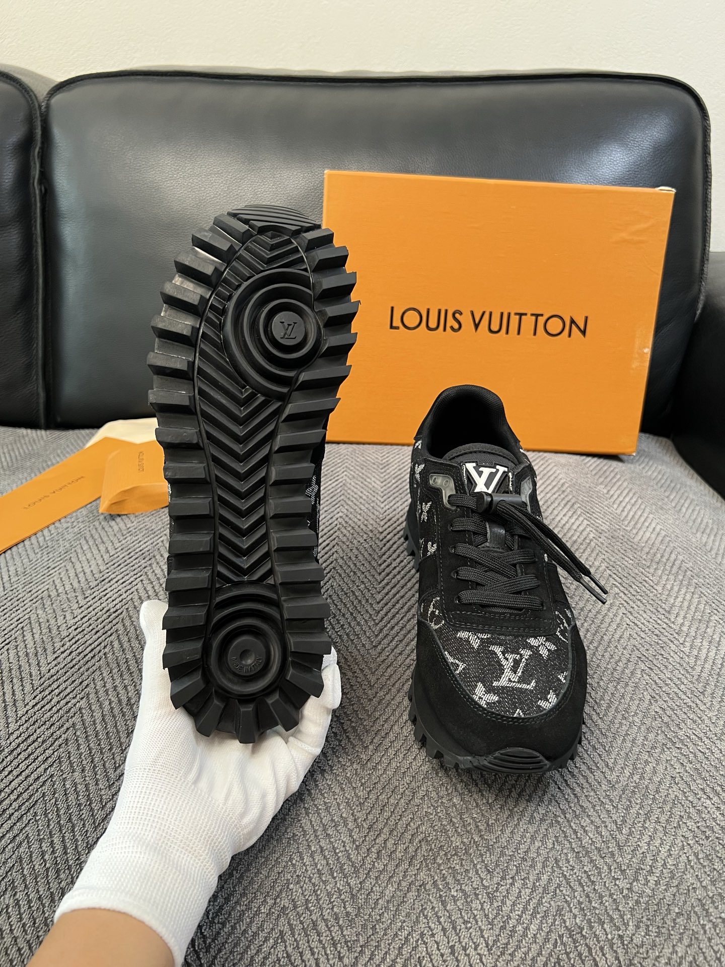 Lv  高品质  顶级工艺品  路易威登，运动板鞋专柜同步，鞋面意大利进口，高品质拼接缤纷色彩复杂工艺品，进口牛里垫柔软