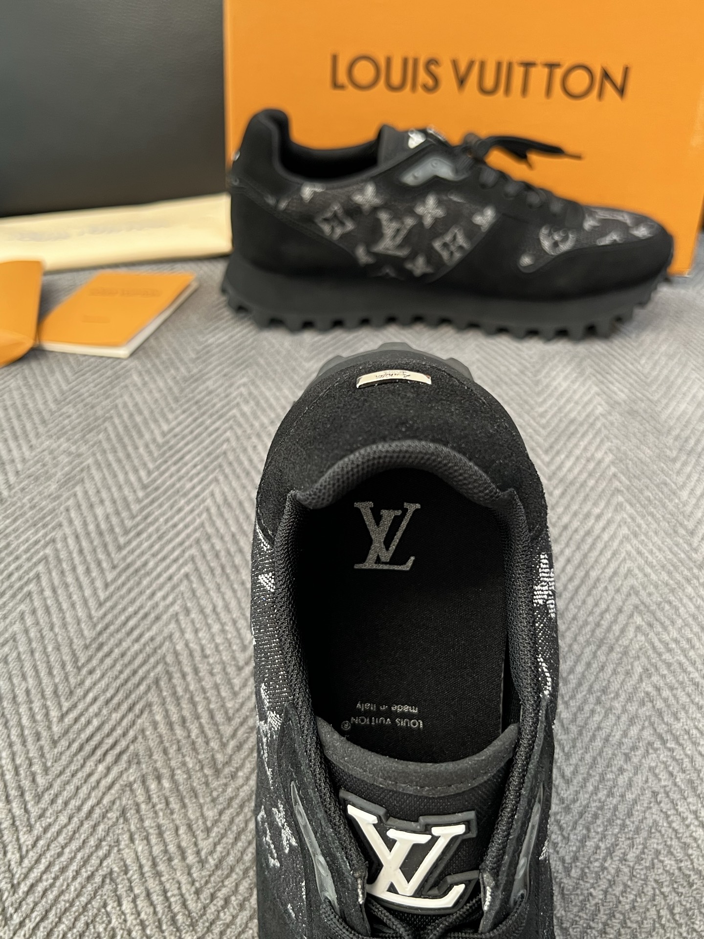 Lv  高品质  顶级工艺品  路易威登，运动板鞋专柜同步，鞋面意大利进口，高品质拼接缤纷色彩复杂工艺品，进口牛里垫柔软