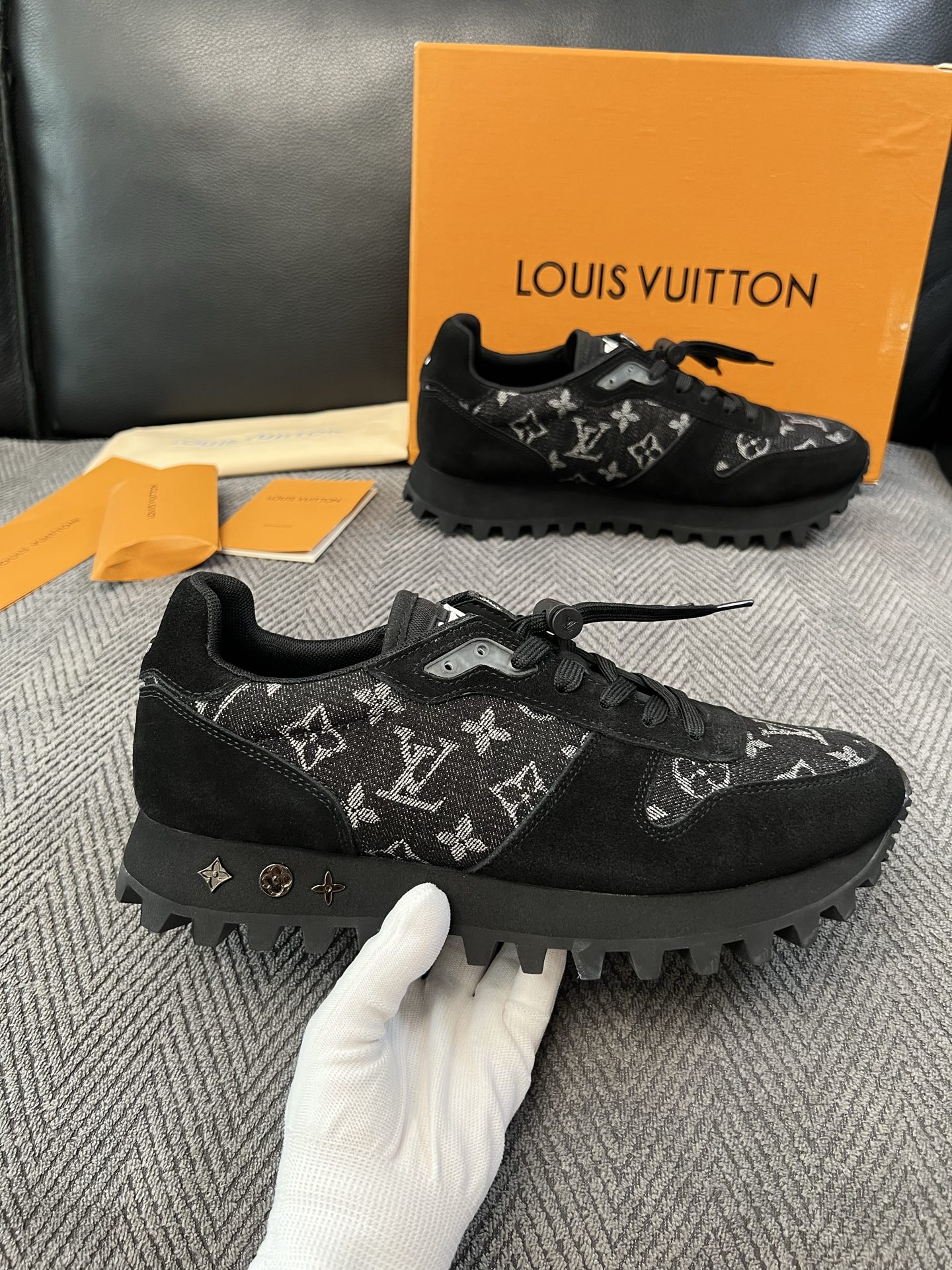 Lv  高品质  顶级工艺品  路易威登，运动板鞋专柜同步，鞋面意大利进口，高品质拼接缤纷色彩复杂工艺品，进口牛里垫柔软
