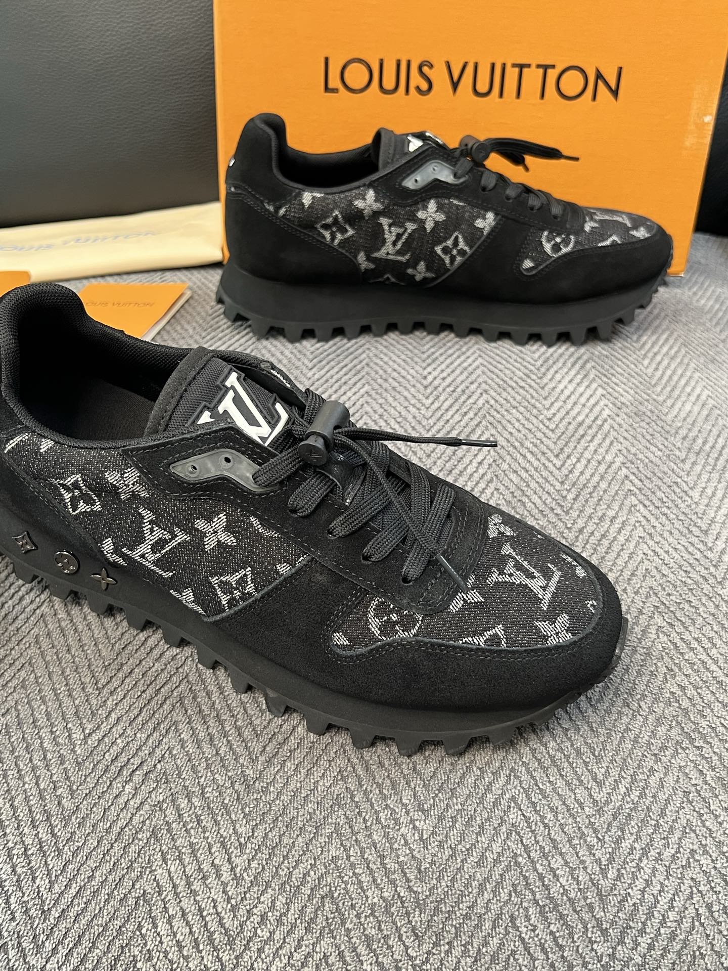 Lv  高品质  顶级工艺品  路易威登，运动板鞋专柜同步，鞋面意大利进口，高品质拼接缤纷色彩复杂工艺品，进口牛里垫柔软