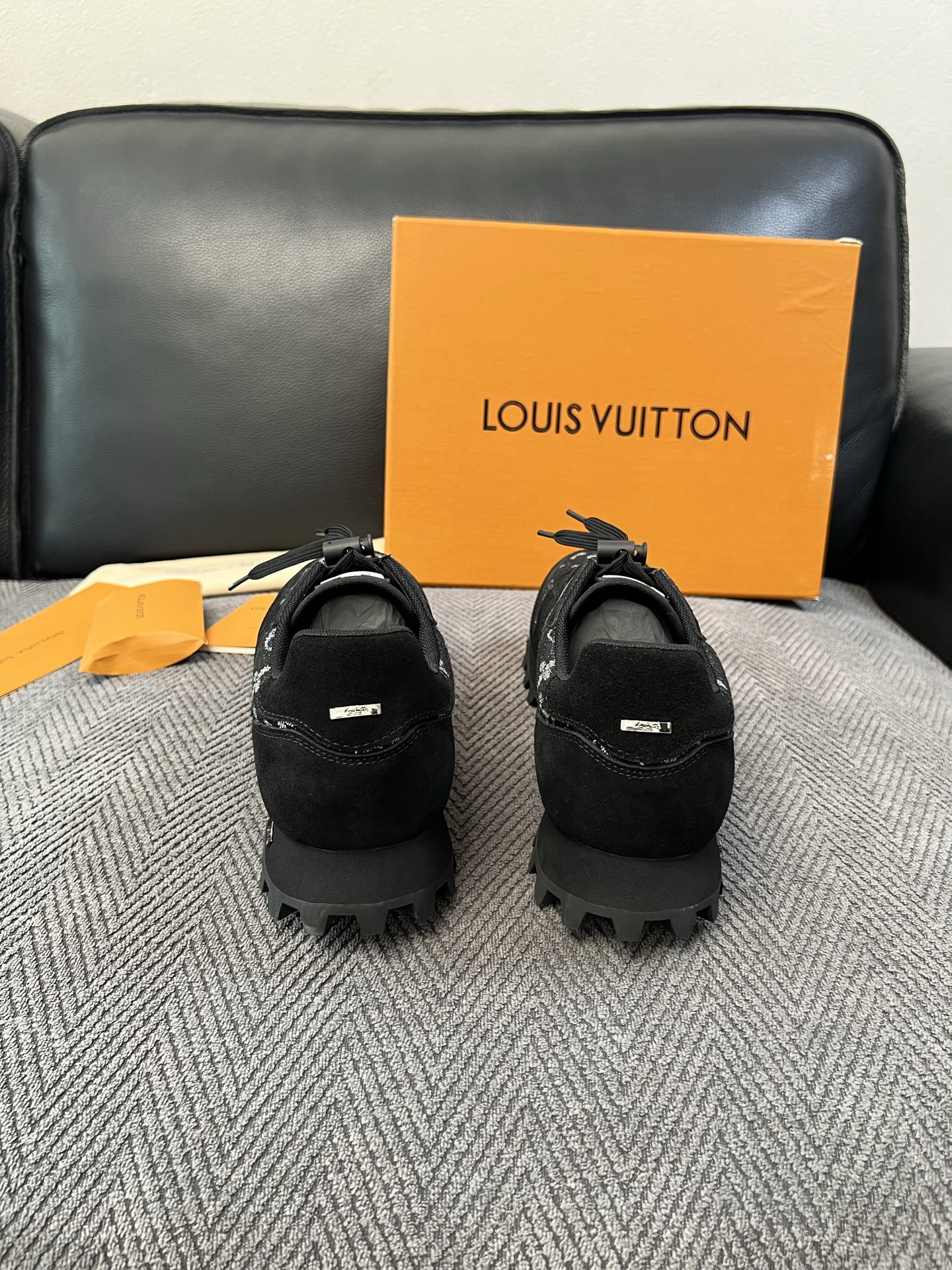Lv  高品质  顶级工艺品  路易威登，运动板鞋专柜同步，鞋面意大利进口，高品质拼接缤纷色彩复杂工艺品，进口牛里垫柔软
