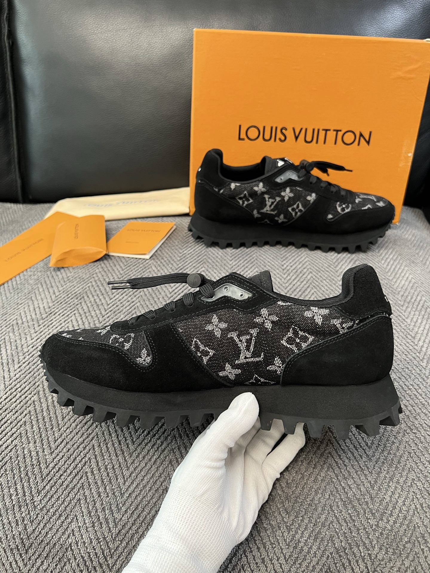 Lv  高品质  顶级工艺品  路易威登，运动板鞋专柜同步，鞋面意大利进口，高品质拼接缤纷色彩复杂工艺品，进口牛里垫柔软