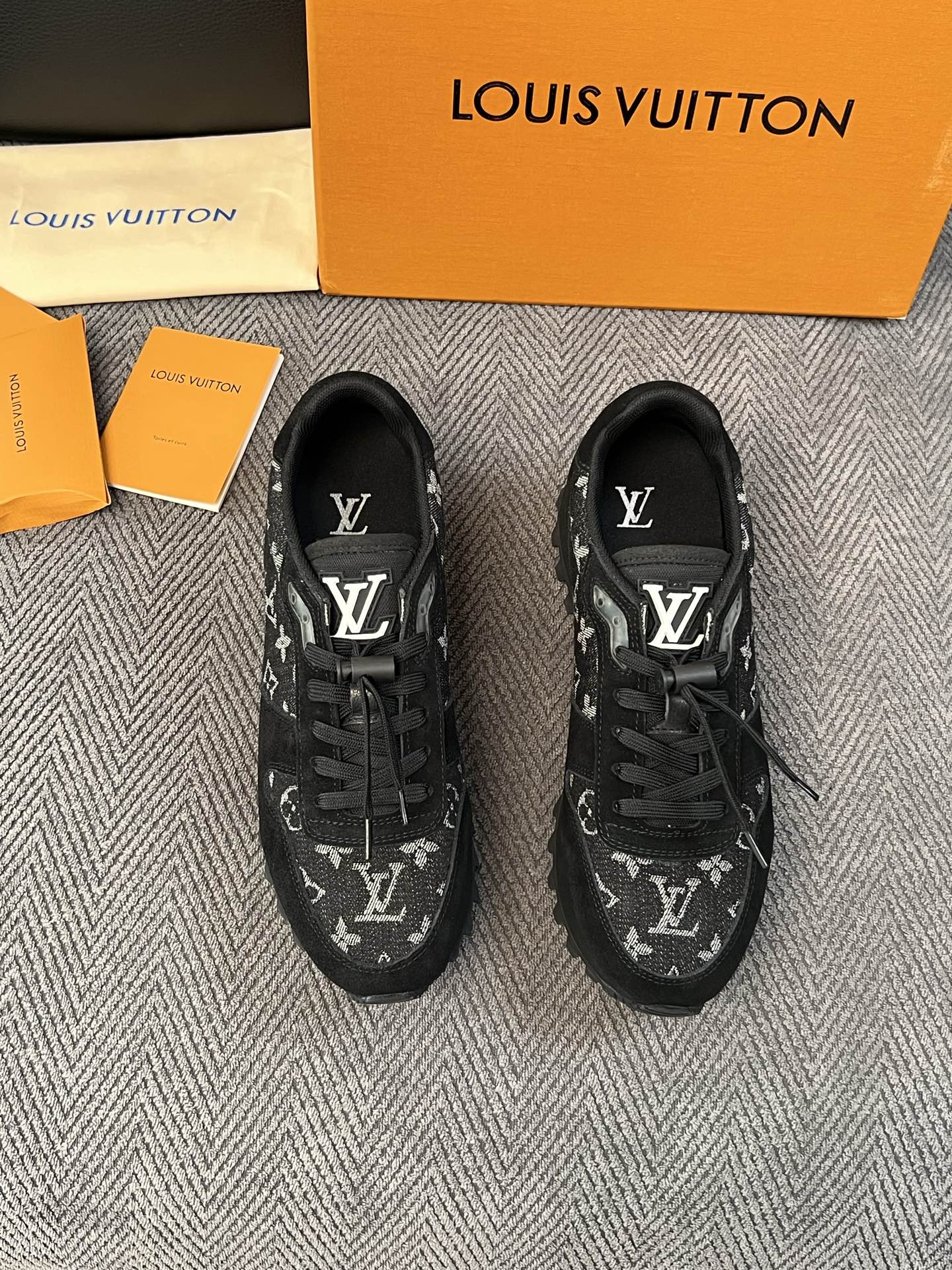 Lv  高品质  顶级工艺品  路易威登，运动板鞋专柜同步，鞋面意大利进口，高品质拼接缤纷色彩复杂工艺品，进口牛里垫柔软