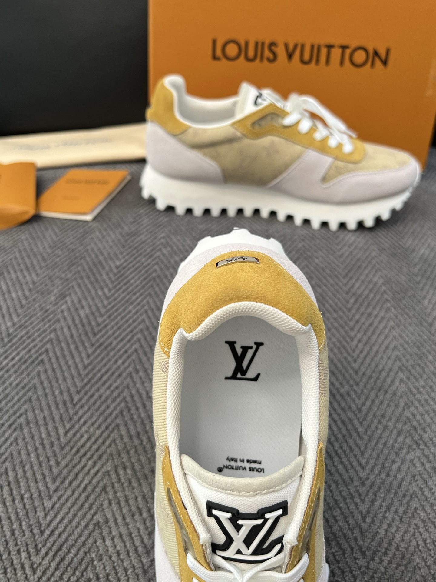 Lv  高品质  顶级工艺品  路易威登，运动板鞋专柜同步，鞋面意大利进口，高品质拼接缤纷色彩复杂工艺品，进口牛里垫柔软