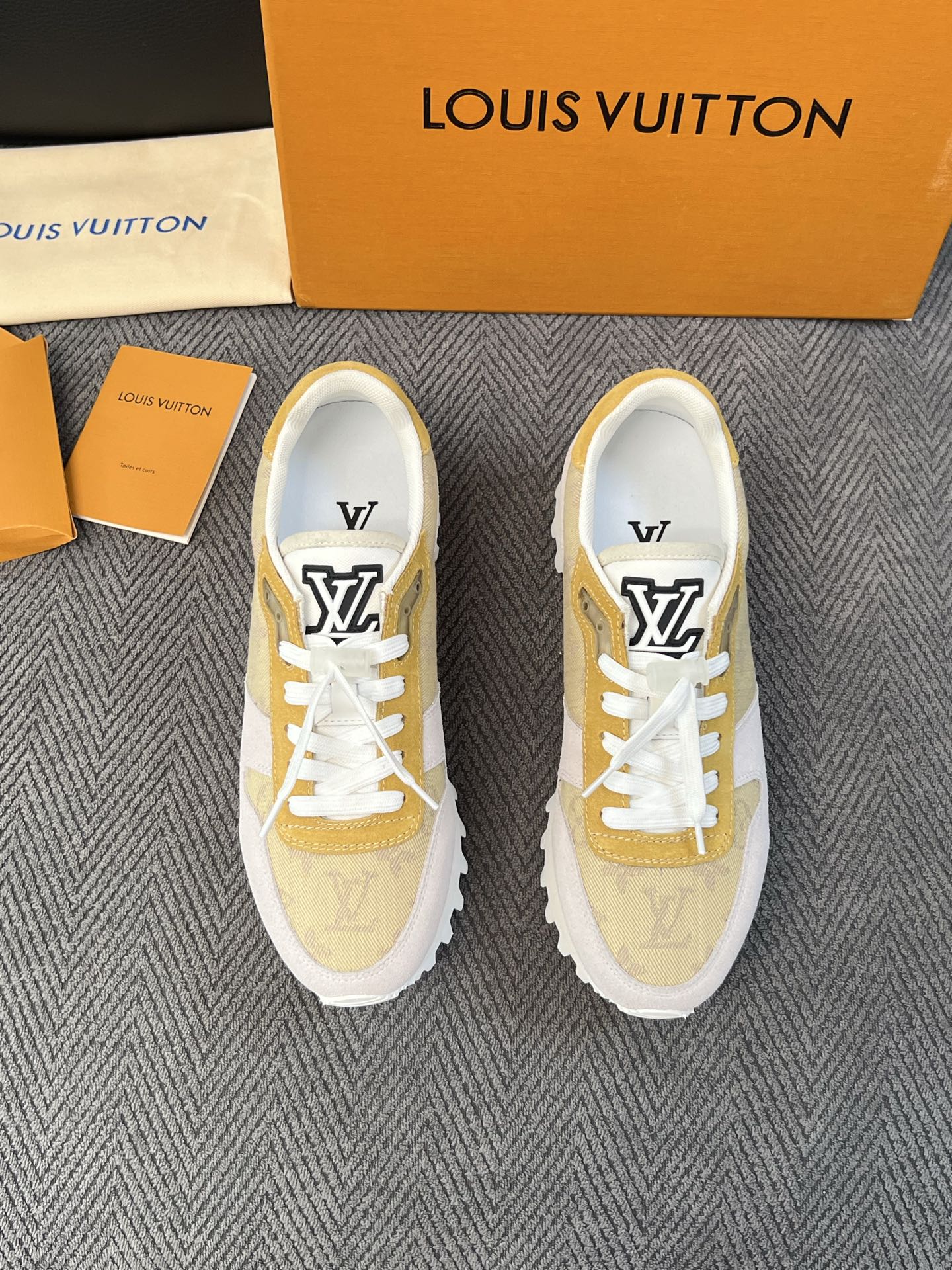 Lv  高品质  顶级工艺品  路易威登，运动板鞋专柜同步，鞋面意大利进口，高品质拼接缤纷色彩复杂工艺品，进口牛里垫柔软