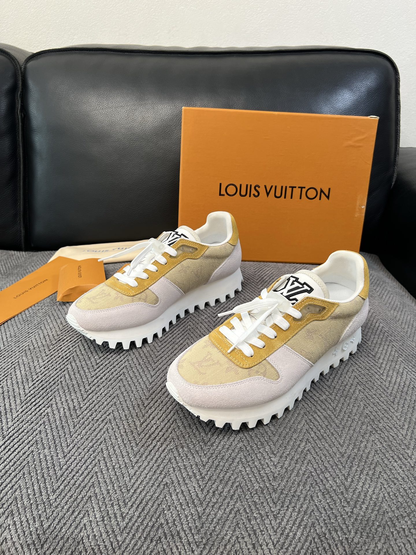Lv  高品质  顶级工艺品  路易威登，运动板鞋专柜同步，鞋面意大利进口，高品质拼接缤纷色彩复杂工艺品，进口牛里垫柔软