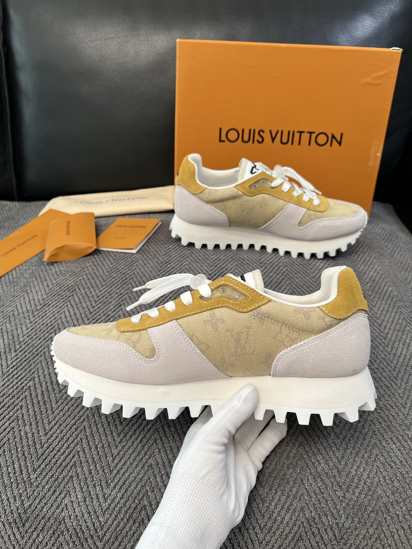 Lv  高品质  顶级工艺品  路易威登，运动板鞋专柜同步，鞋面意大利进口，高品质拼接缤纷色彩复杂工艺品，进口牛里垫柔软