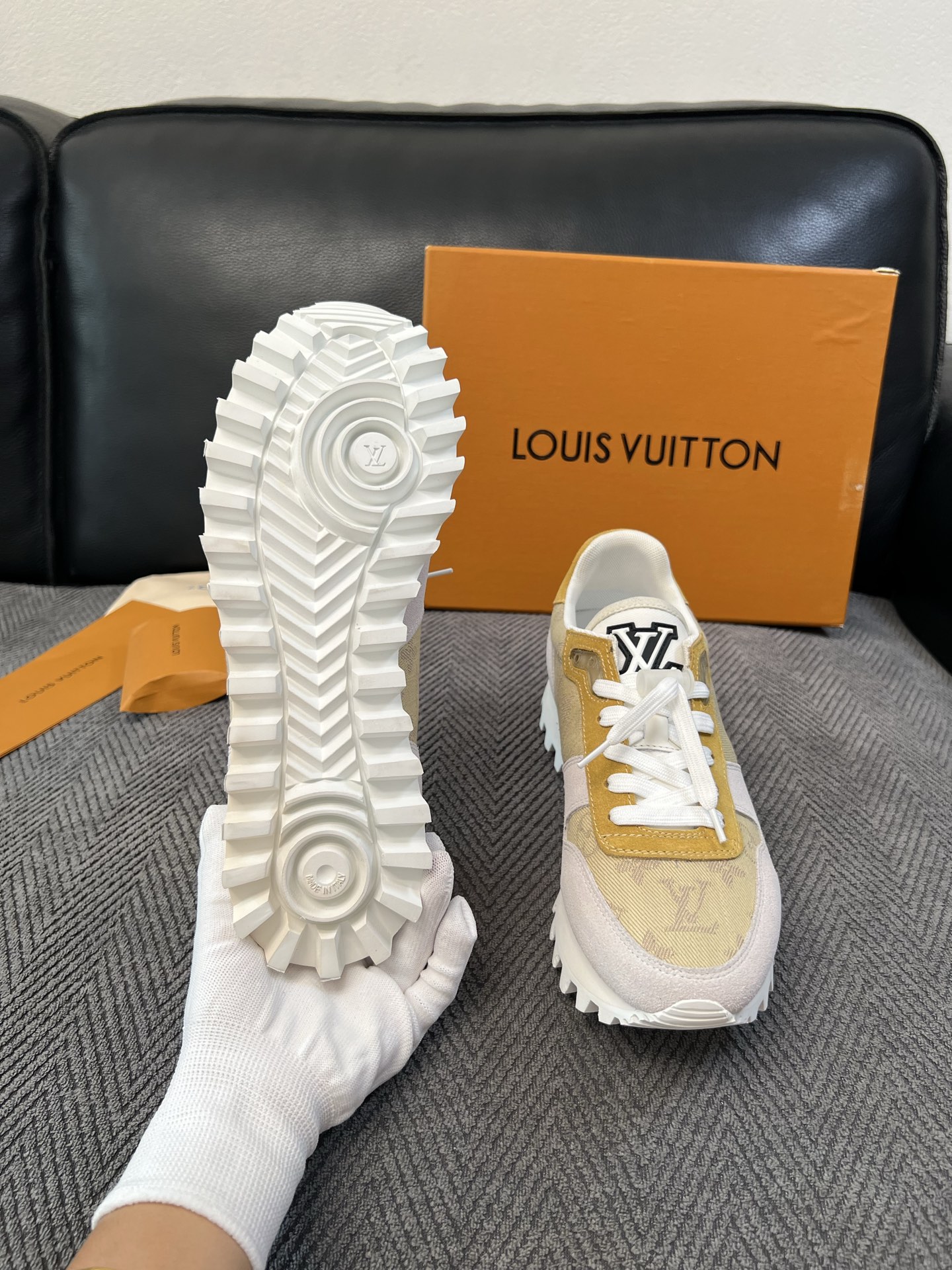 Lv  高品质  顶级工艺品  路易威登，运动板鞋专柜同步，鞋面意大利进口，高品质拼接缤纷色彩复杂工艺品，进口牛里垫柔软