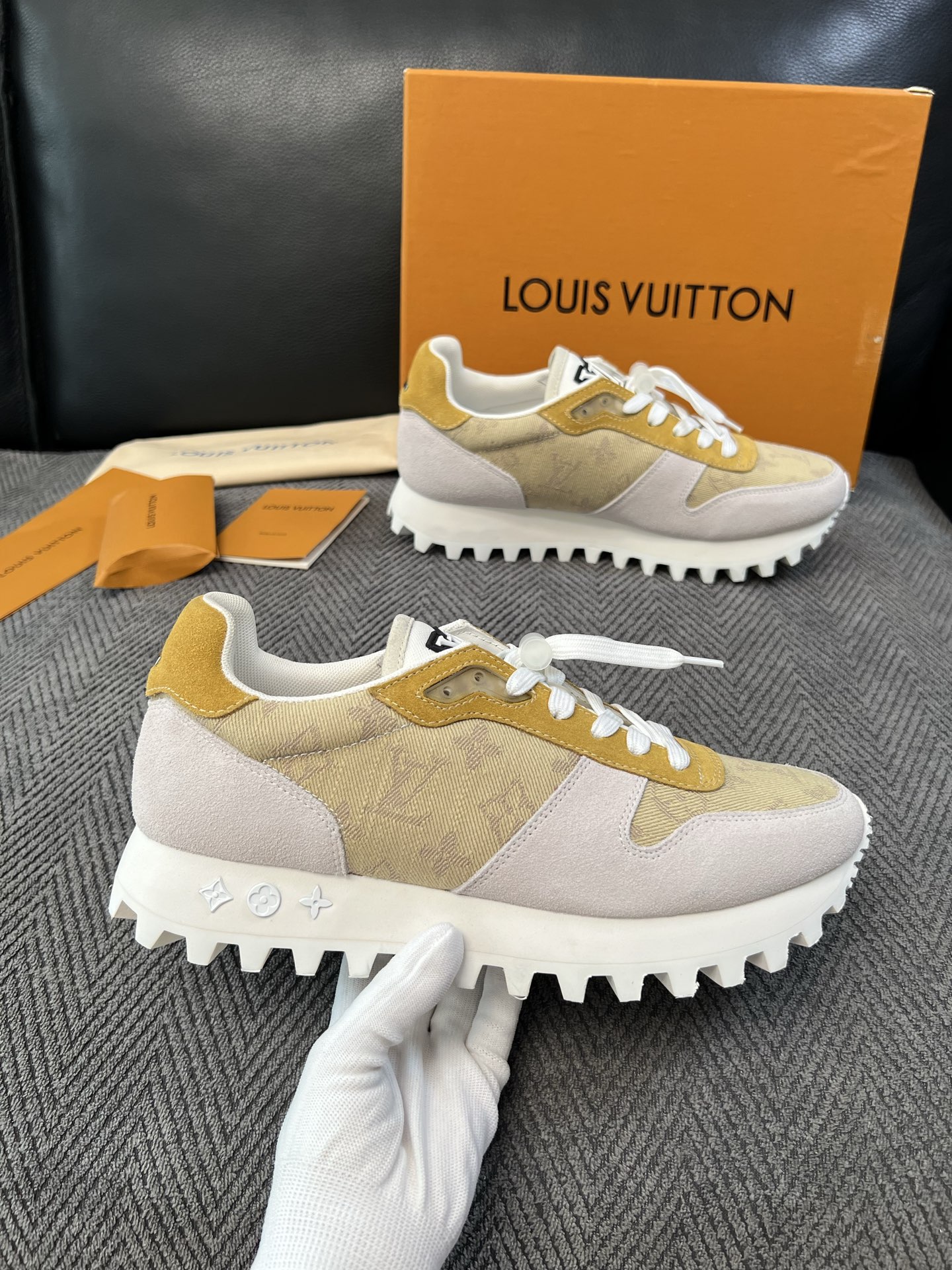 Lv  高品质  顶级工艺品  路易威登，运动板鞋专柜同步，鞋面意大利进口，高品质拼接缤纷色彩复杂工艺品，进口牛里垫柔软