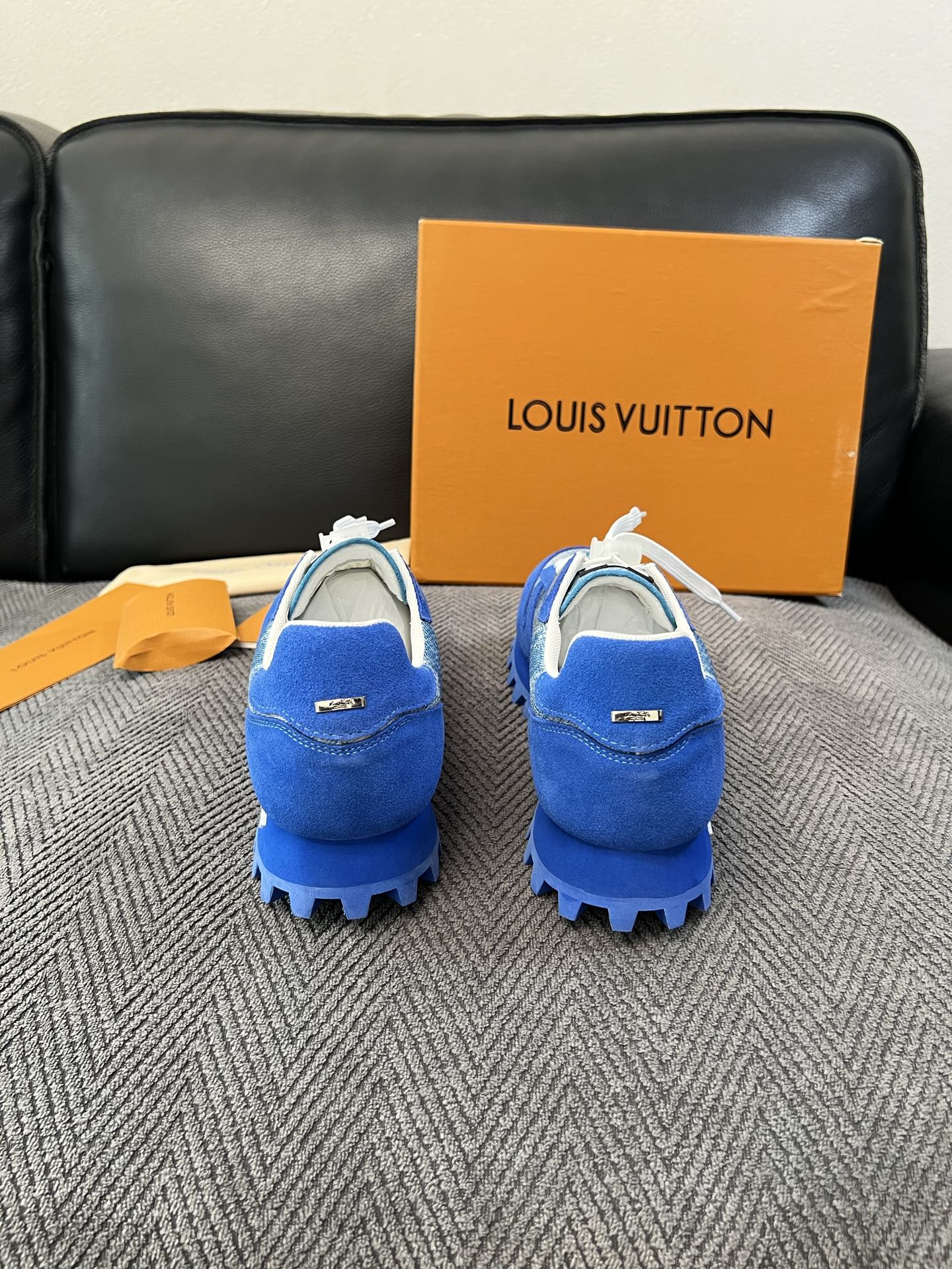 Lv  高品质  顶级工艺品  路易威登，运动板鞋专柜同步，鞋面意大利进口，高品质拼接缤纷色彩复杂工艺品，进口牛里垫柔软