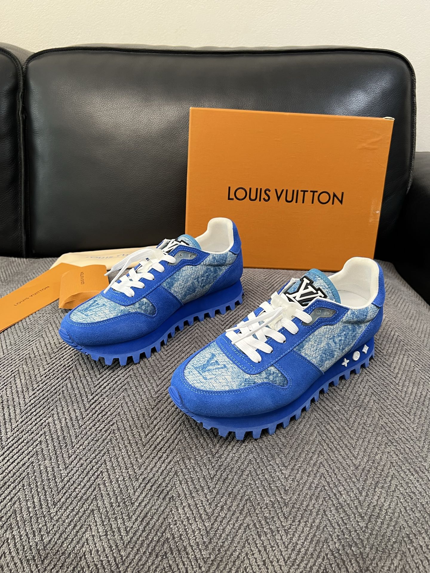 Lv  高品质  顶级工艺品  路易威登，运动板鞋专柜同步，鞋面意大利进口，高品质拼接缤纷色彩复杂工艺品，进口牛里垫柔软