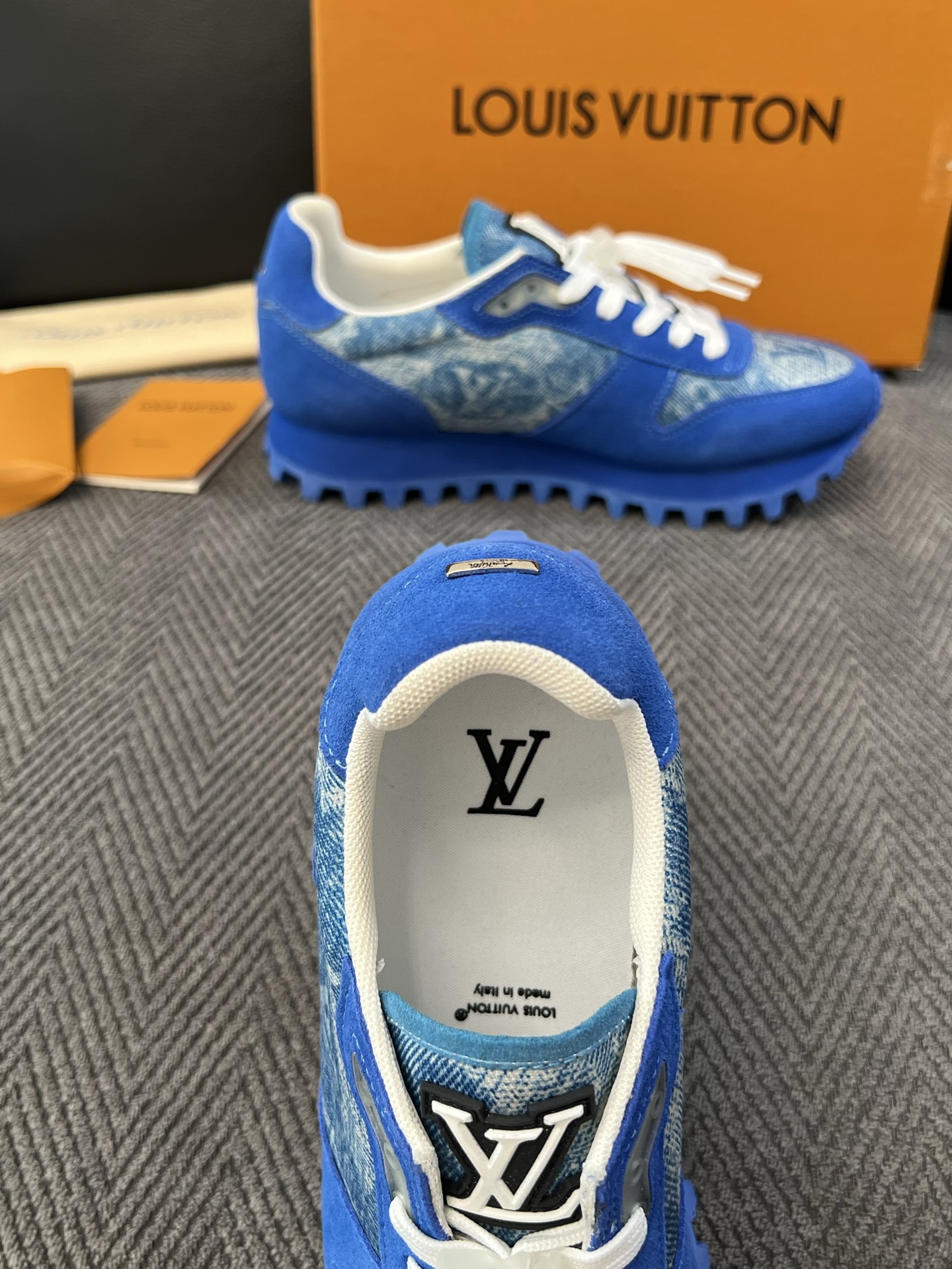 Lv  高品质  顶级工艺品  路易威登，运动板鞋专柜同步，鞋面意大利进口，高品质拼接缤纷色彩复杂工艺品，进口牛里垫柔软