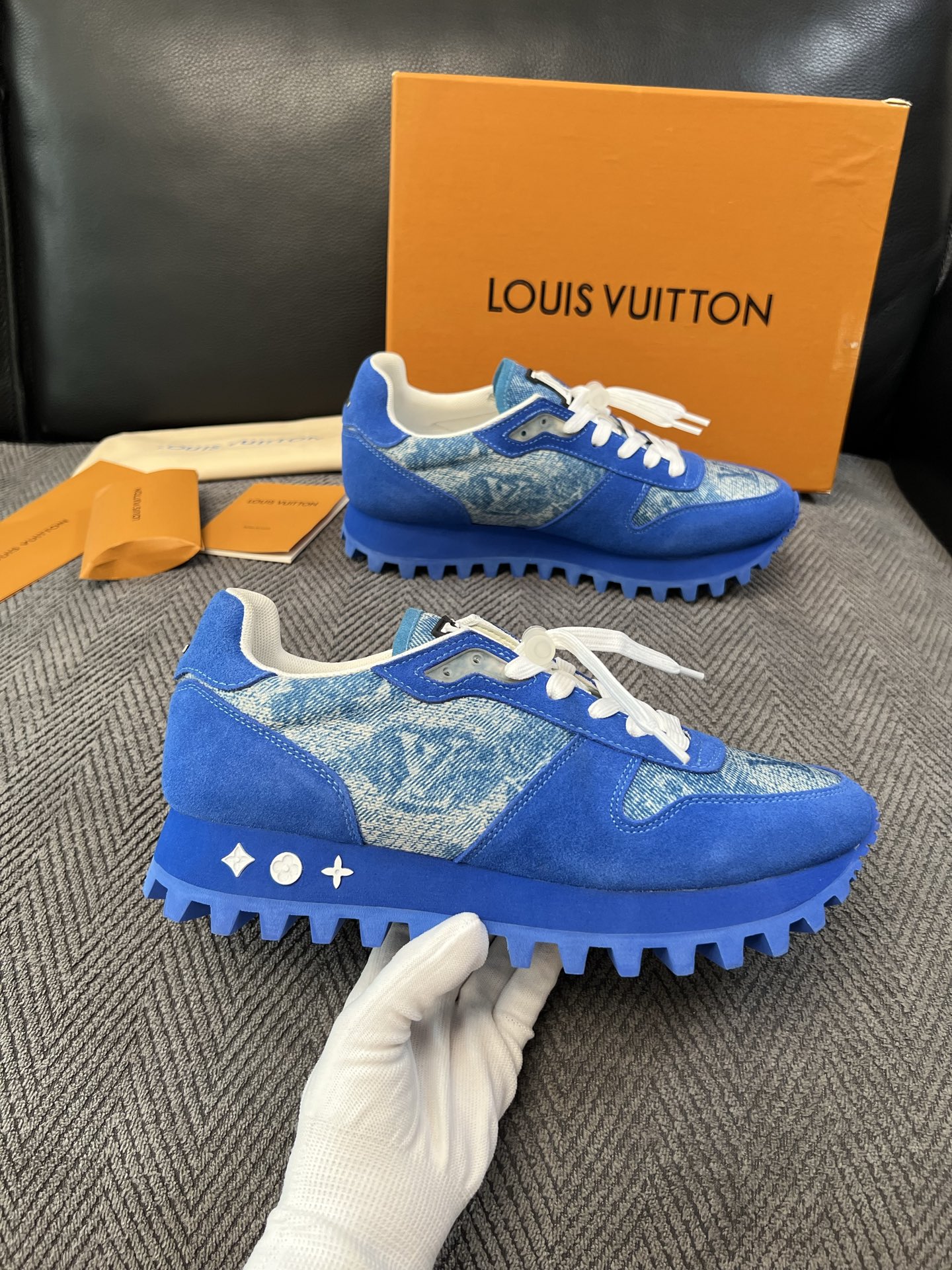 Lv  高品质  顶级工艺品  路易威登，运动板鞋专柜同步，鞋面意大利进口，高品质拼接缤纷色彩复杂工艺品，进口牛里垫柔软