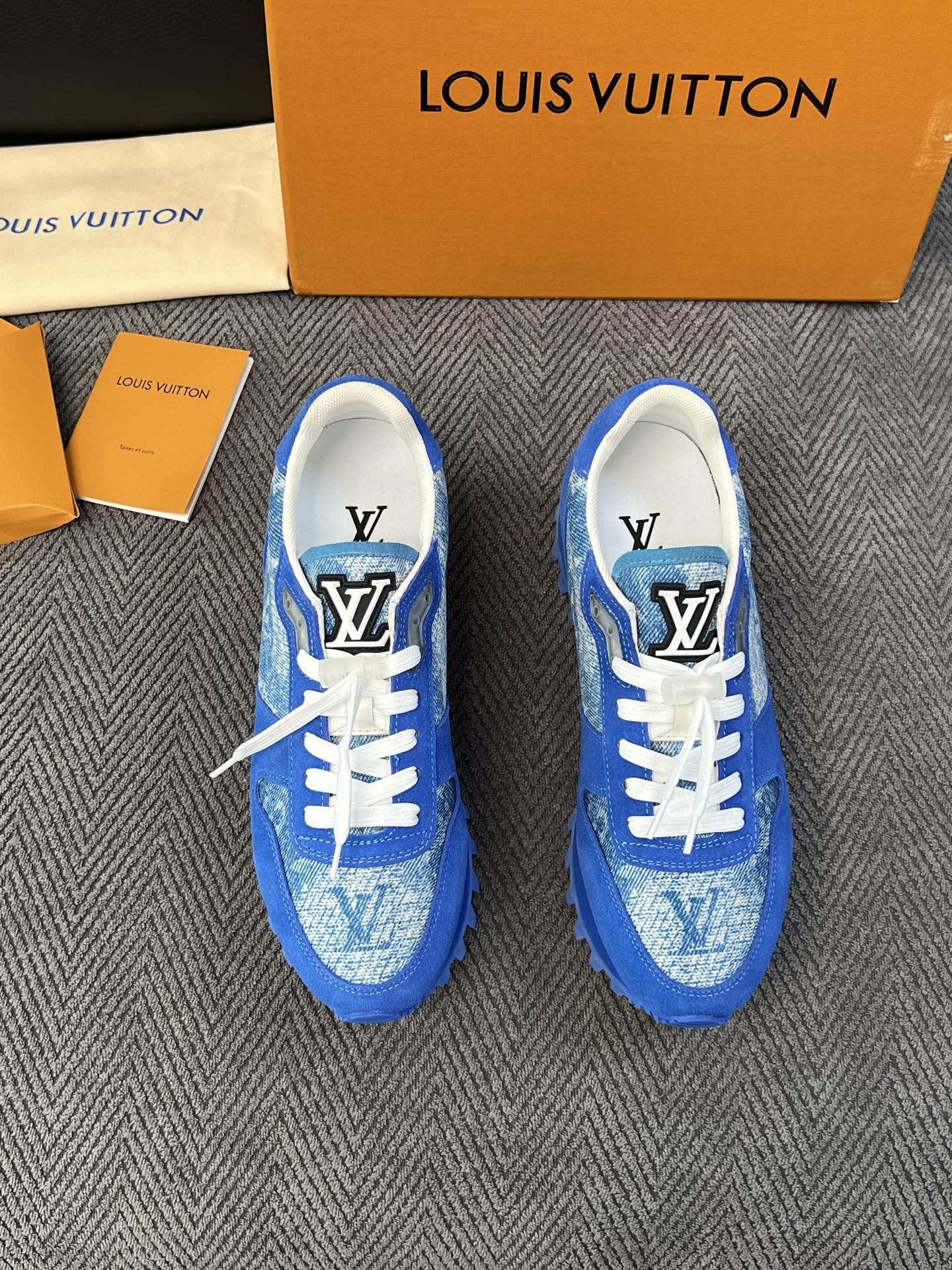Lv  高品质  顶级工艺品  路易威登，运动板鞋专柜同步，鞋面意大利进口，高品质拼接缤纷色彩复杂工艺品，进口牛里垫柔软