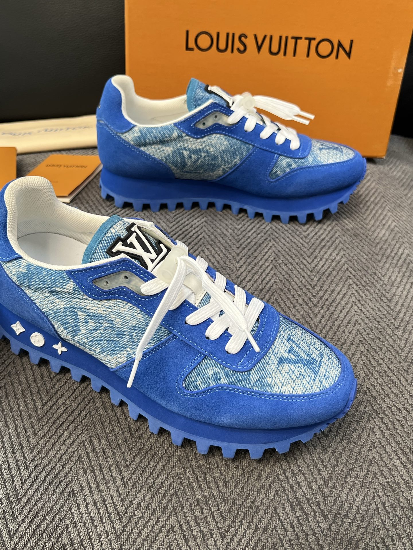 Lv  高品质  顶级工艺品  路易威登，运动板鞋专柜同步，鞋面意大利进口，高品质拼接缤纷色彩复杂工艺品，进口牛里垫柔软