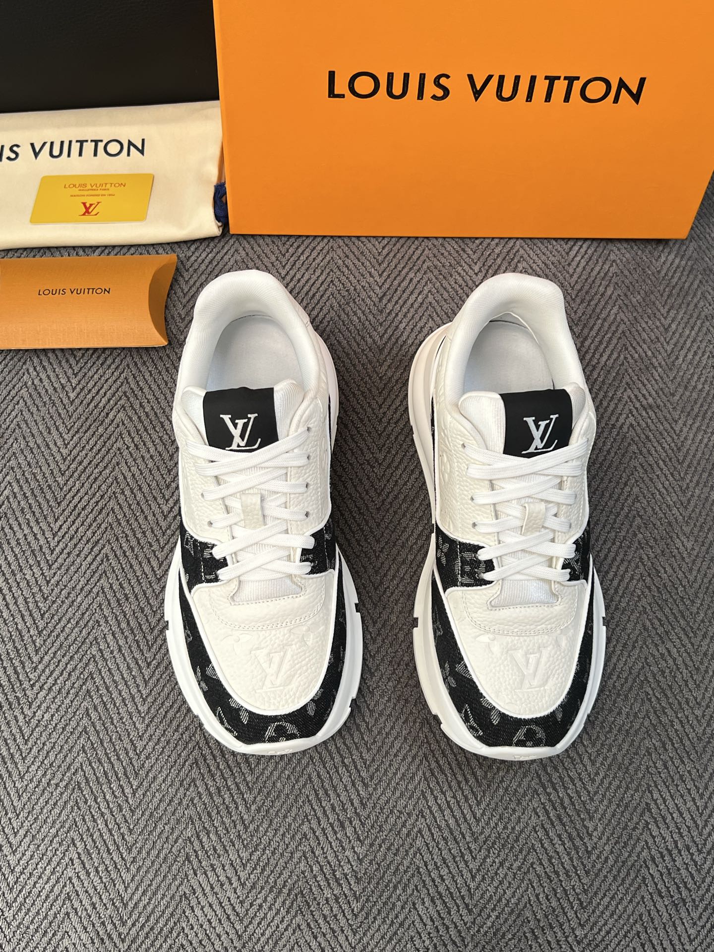 Lv 高品质  顶级工艺品  路易威登，运动板鞋专柜同步，鞋面意大利进口，高品质拼接缤纷色彩复杂工艺品，进口水染牛里柔软