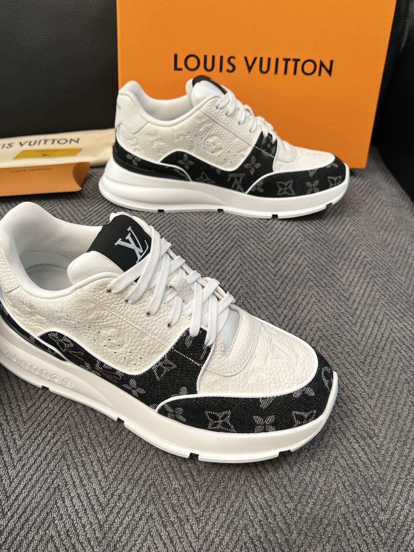 Lv 高品质  顶级工艺品  路易威登，运动板鞋专柜同步，鞋面意大利进口，高品质拼接缤纷色彩复杂工艺品，进口水染牛里柔软
