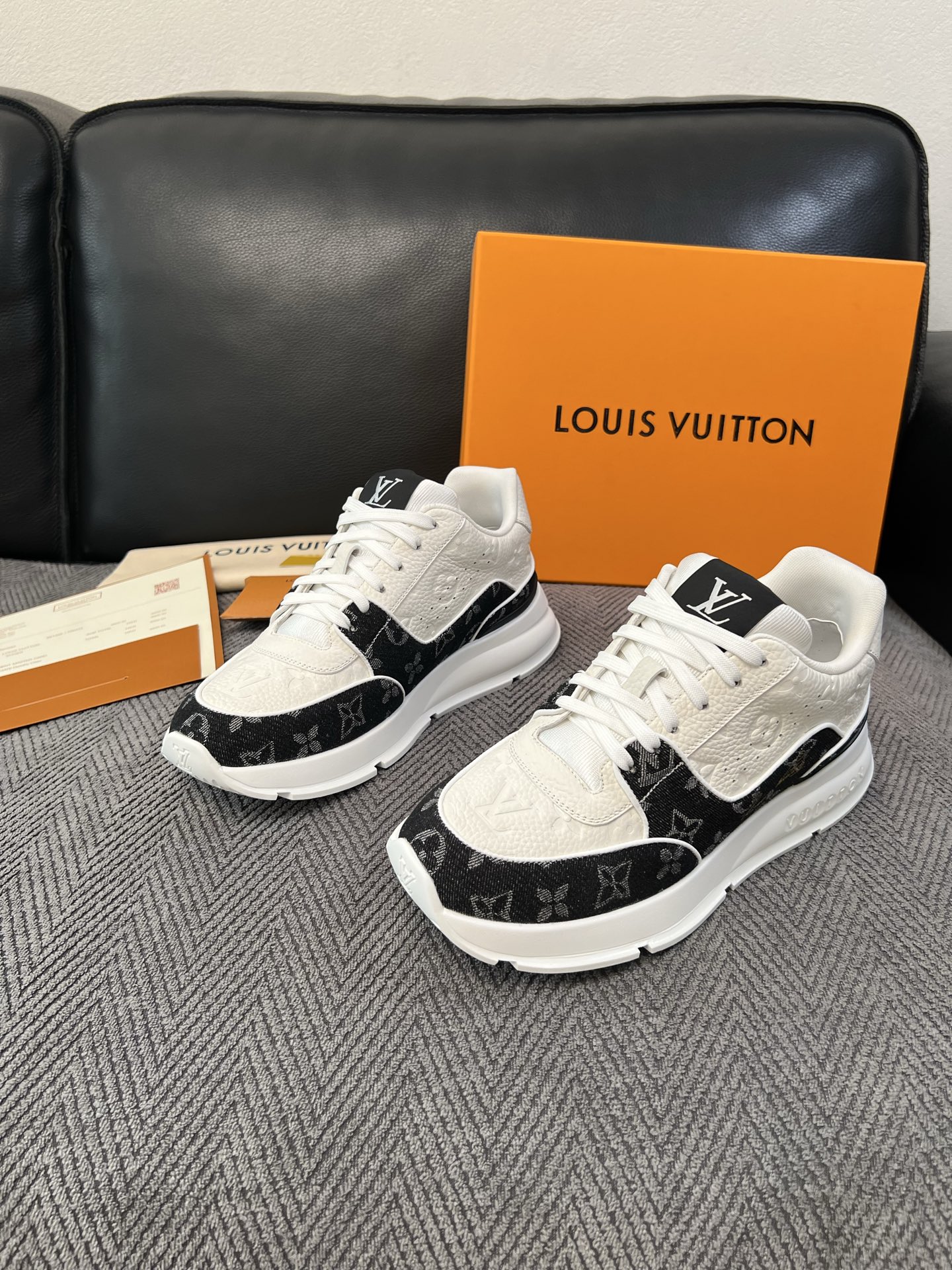Lv 高品质  顶级工艺品  路易威登，运动板鞋专柜同步，鞋面意大利进口，高品质拼接缤纷色彩复杂工艺品，进口水染牛里柔软