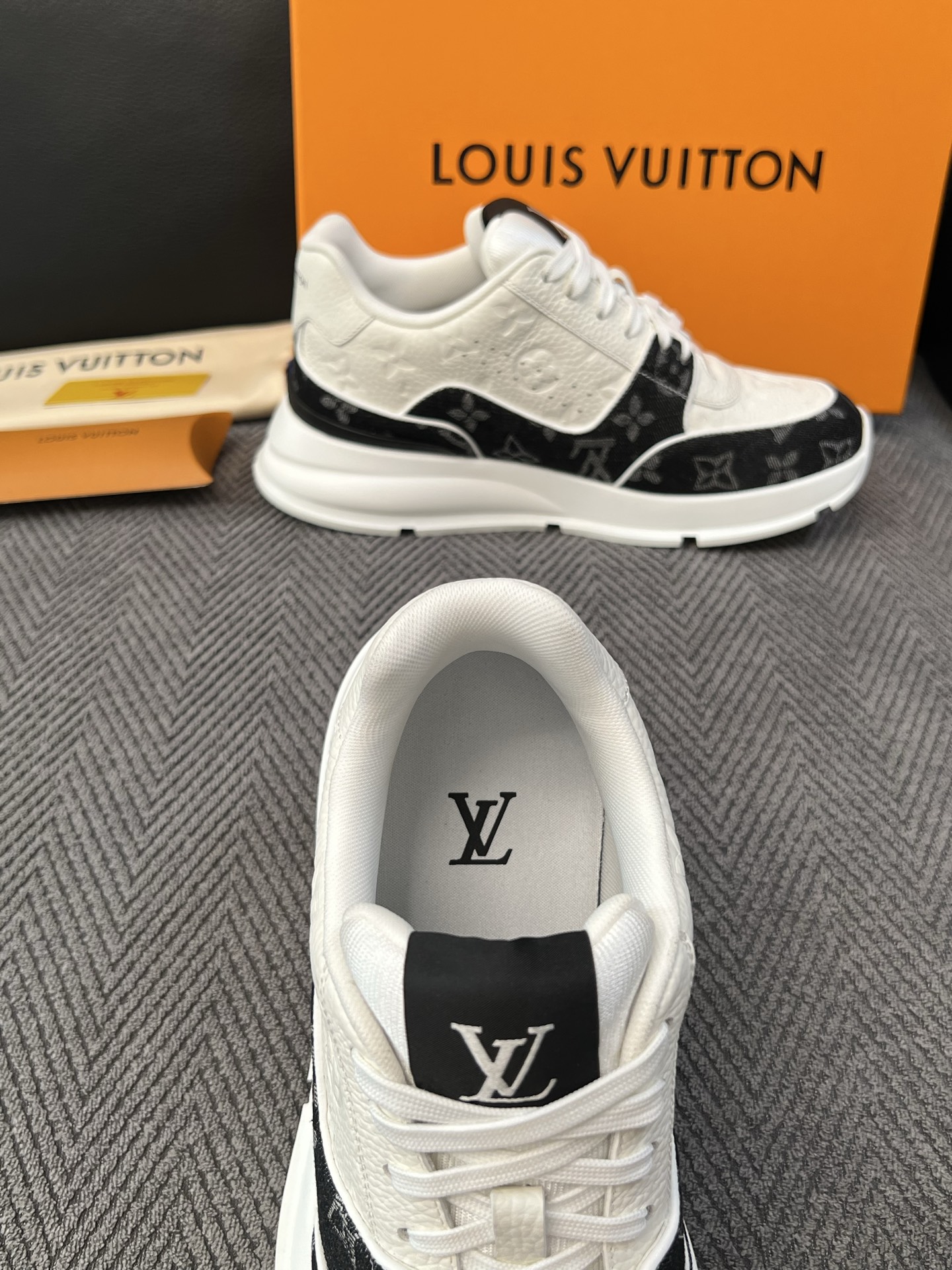 Lv 高品质  顶级工艺品  路易威登，运动板鞋专柜同步，鞋面意大利进口，高品质拼接缤纷色彩复杂工艺品，进口水染牛里柔软
