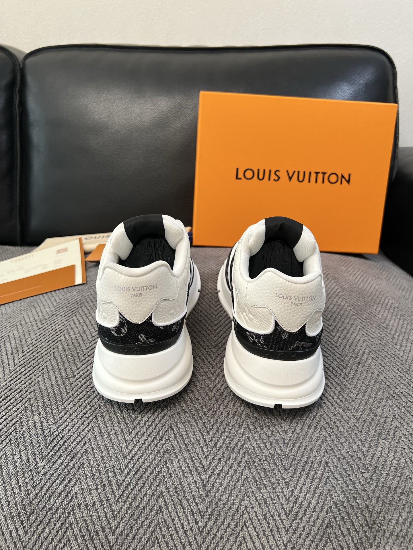 Lv 高品质  顶级工艺品  路易威登，运动板鞋专柜同步，鞋面意大利进口，高品质拼接缤纷色彩复杂工艺品，进口水染牛里柔软