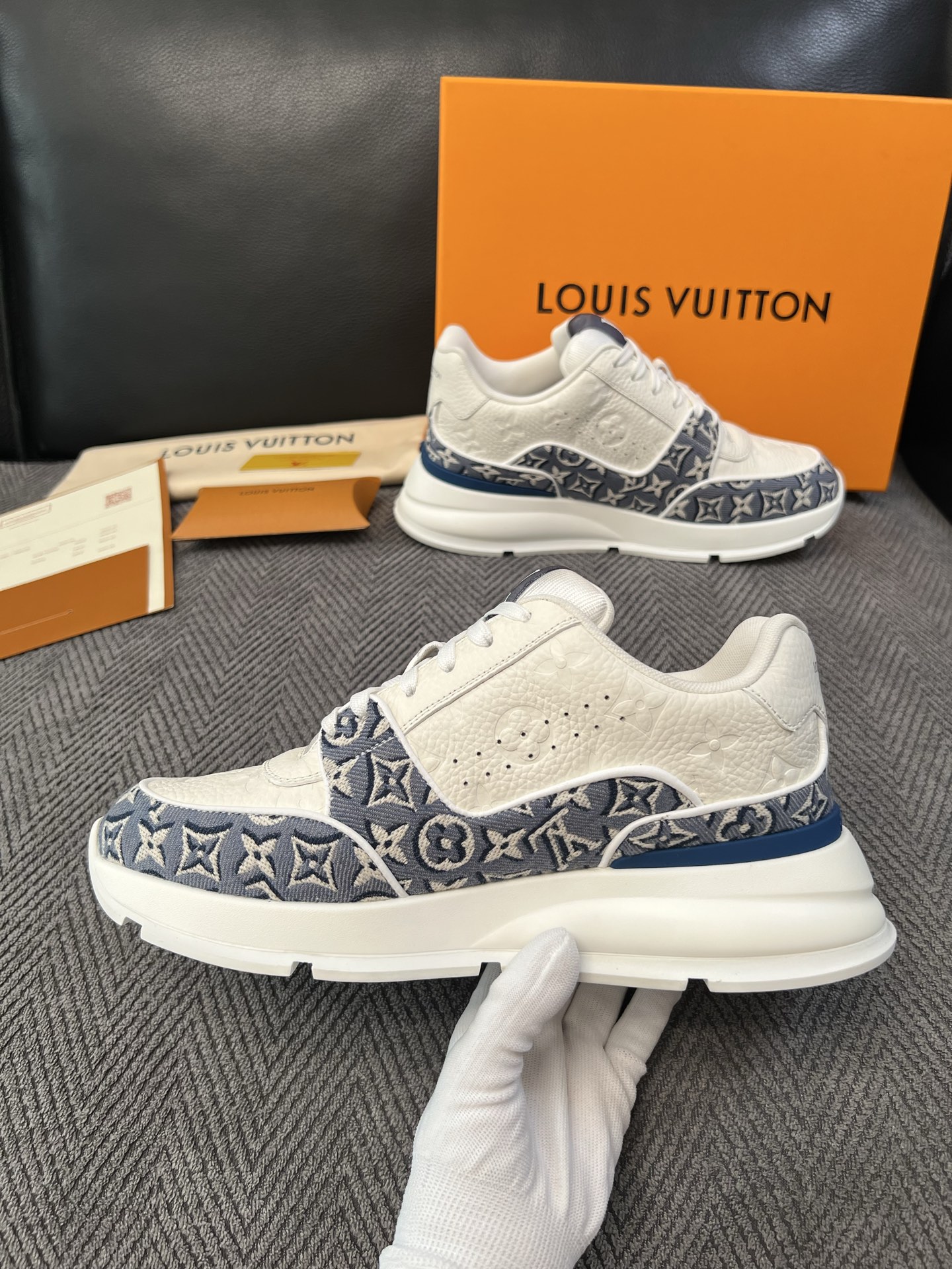 Lv 高品质  顶级工艺品  路易威登，运动板鞋专柜同步，鞋面意大利进口，高品质拼接缤纷色彩复杂工艺品，进口水染牛里柔软
