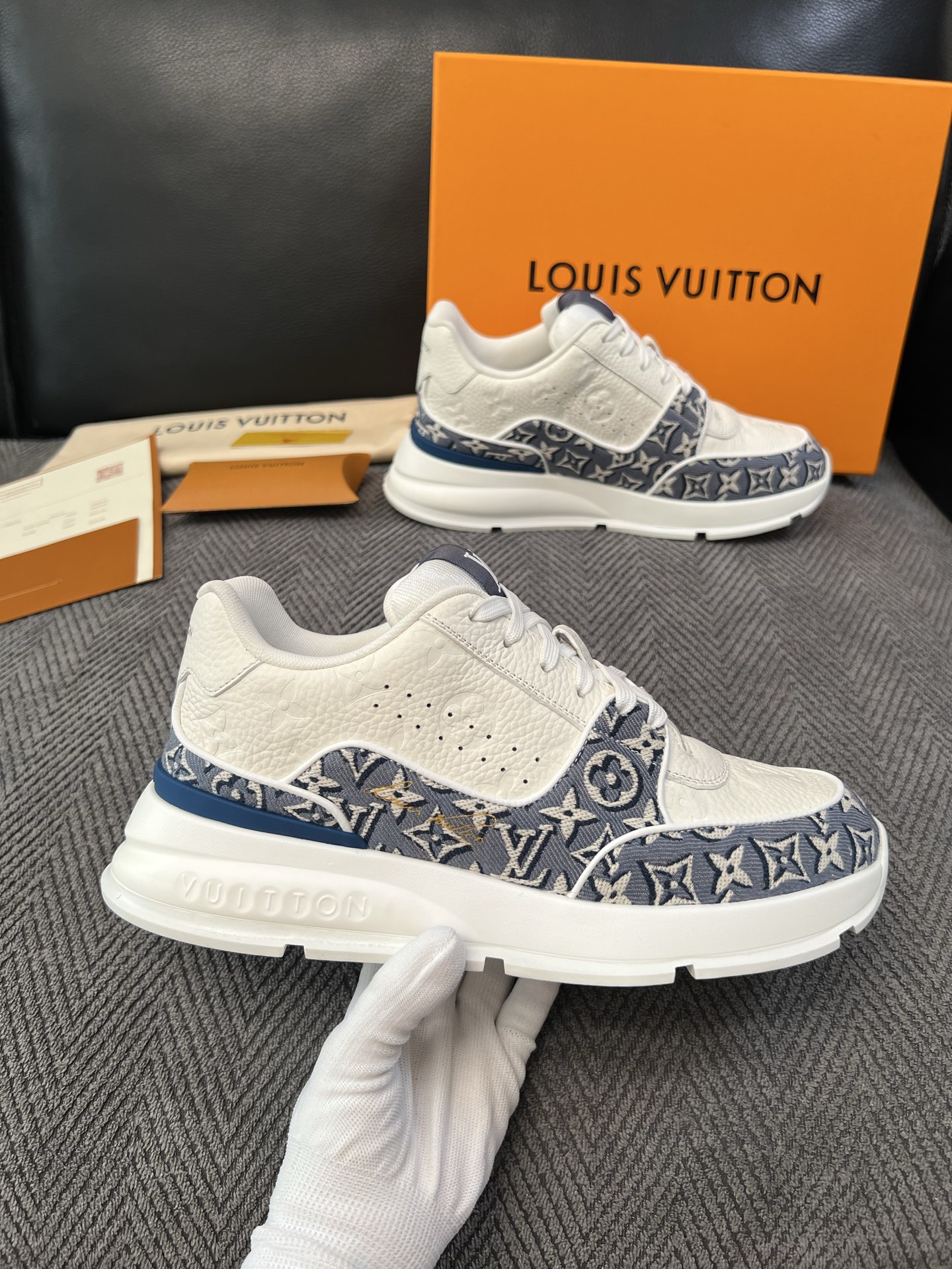 Lv 高品质  顶级工艺品  路易威登，运动板鞋专柜同步，鞋面意大利进口，高品质拼接缤纷色彩复杂工艺品，进口水染牛里柔软