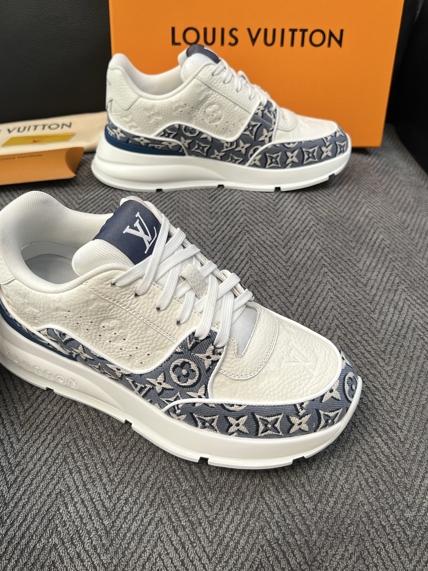 Lv 高品质  顶级工艺品  路易威登，运动板鞋专柜同步，鞋面意大利进口，高品质拼接缤纷色彩复杂工艺品，进口水染牛里柔软