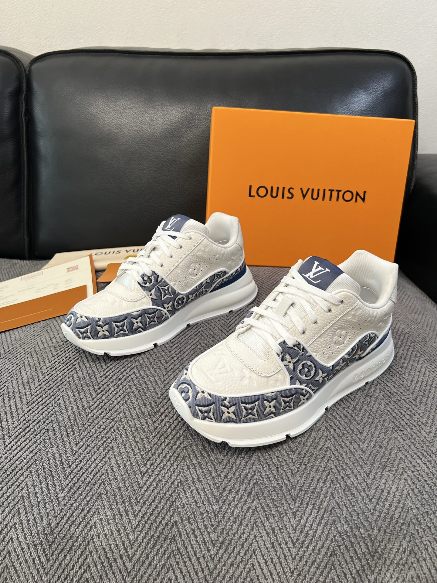 Lv 高品质  顶级工艺品  路易威登，运动板鞋专柜同步，鞋面意大利进口，高品质拼接缤纷色彩复杂工艺品，进口水染牛里柔软