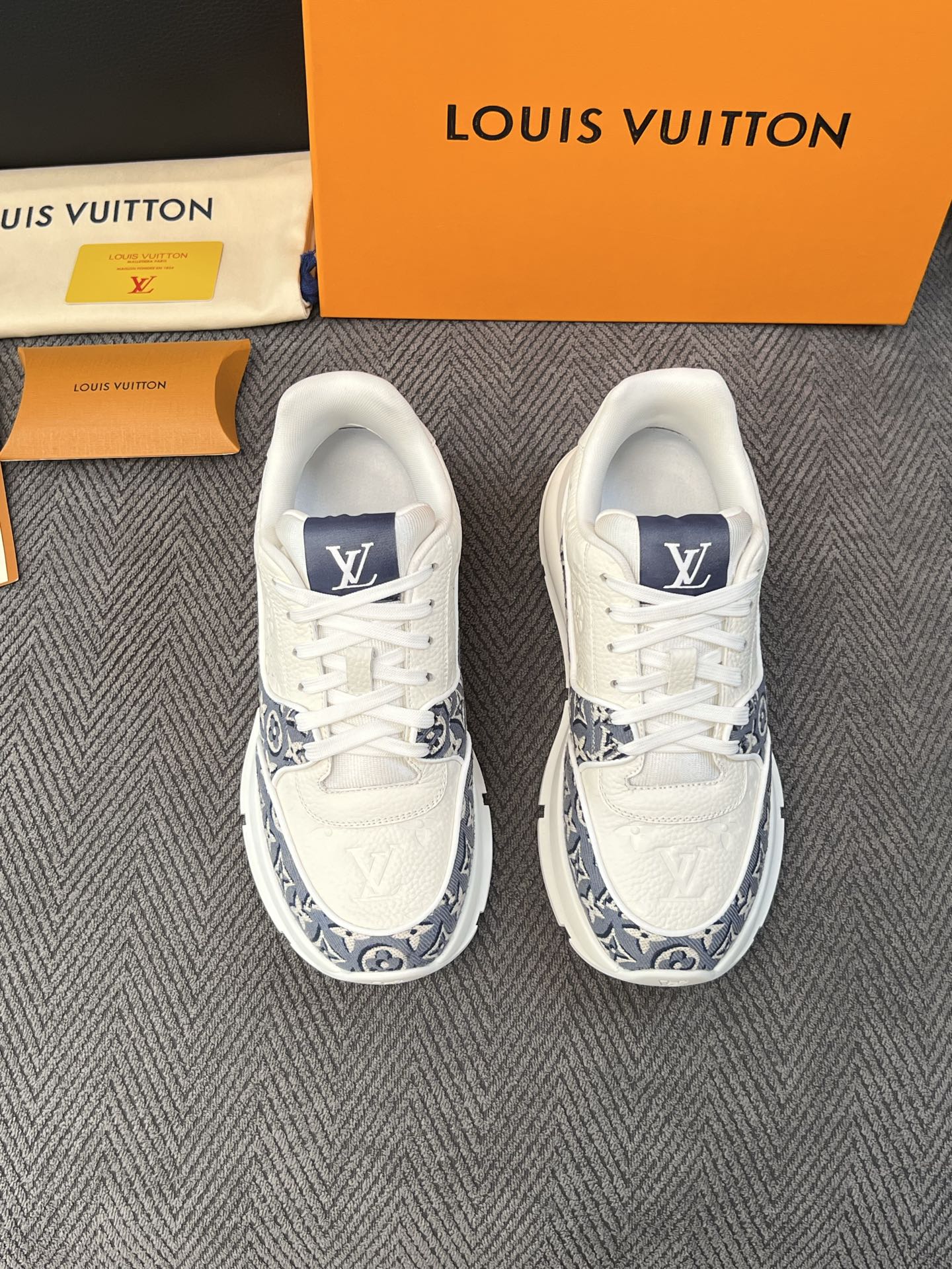 Lv 高品质  顶级工艺品  路易威登，运动板鞋专柜同步，鞋面意大利进口，高品质拼接缤纷色彩复杂工艺品，进口水染牛里柔软