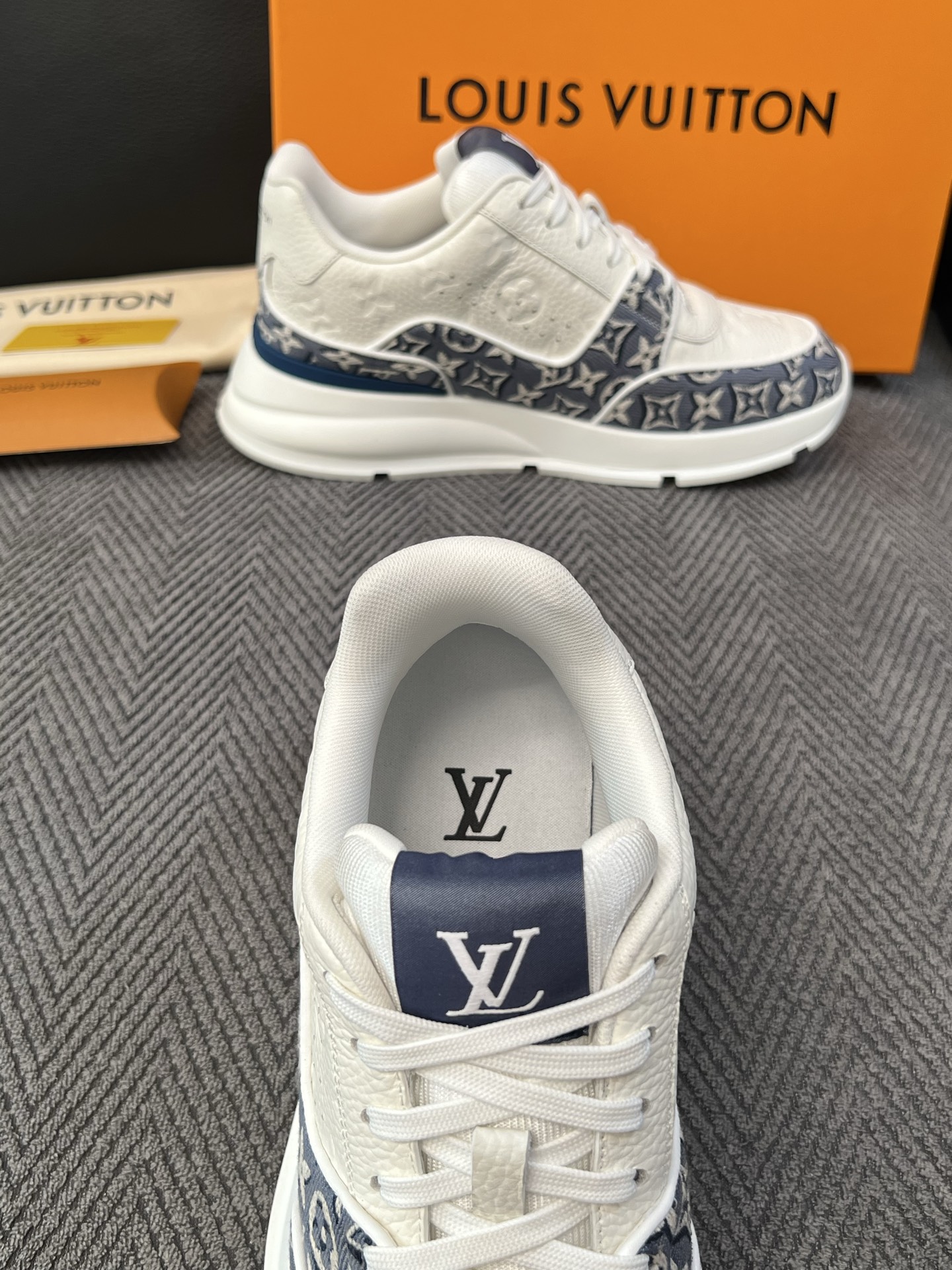 Lv 高品质  顶级工艺品  路易威登，运动板鞋专柜同步，鞋面意大利进口，高品质拼接缤纷色彩复杂工艺品，进口水染牛里柔软