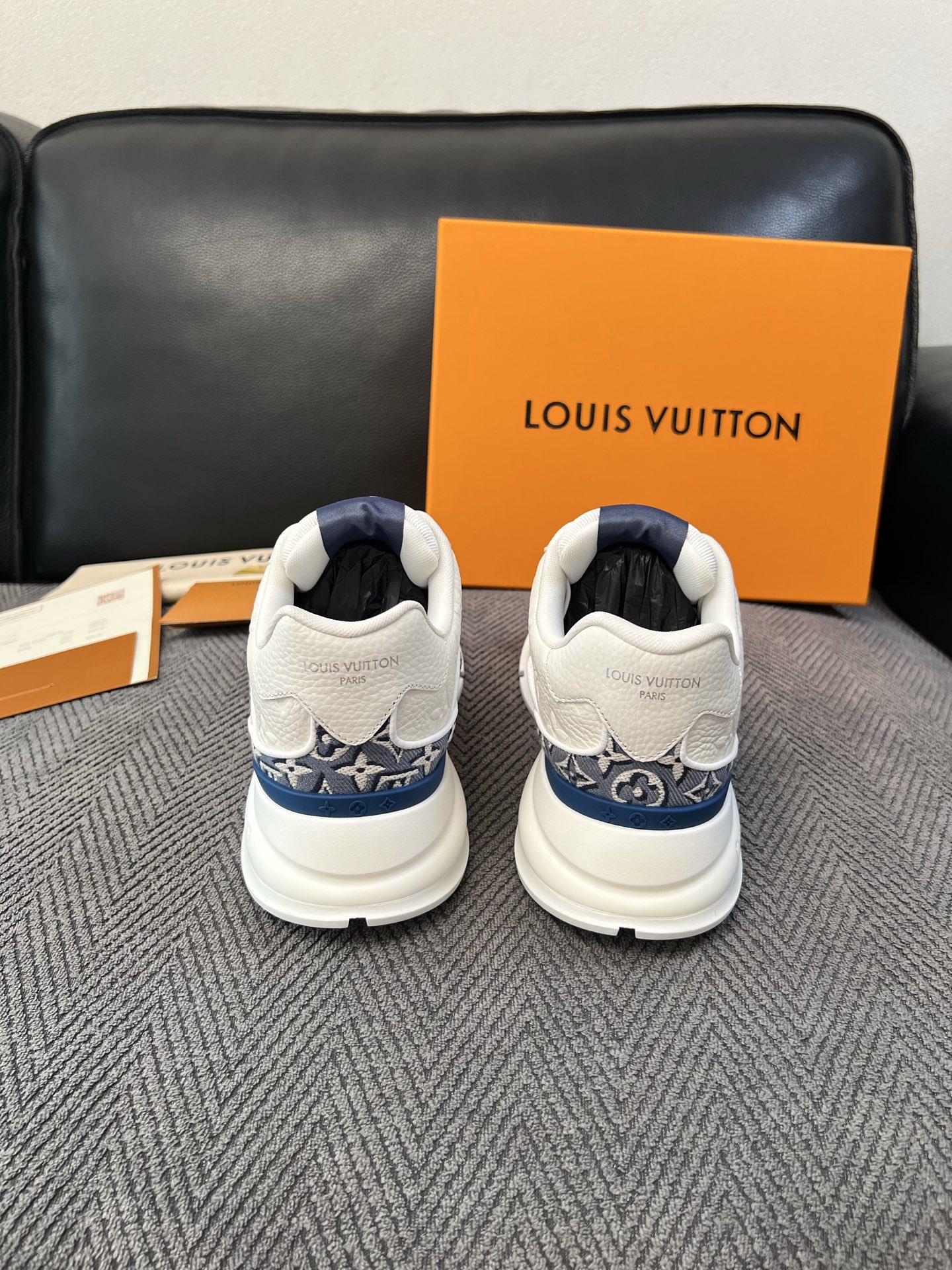 Lv 高品质  顶级工艺品  路易威登，运动板鞋专柜同步，鞋面意大利进口，高品质拼接缤纷色彩复杂工艺品，进口水染牛里柔软