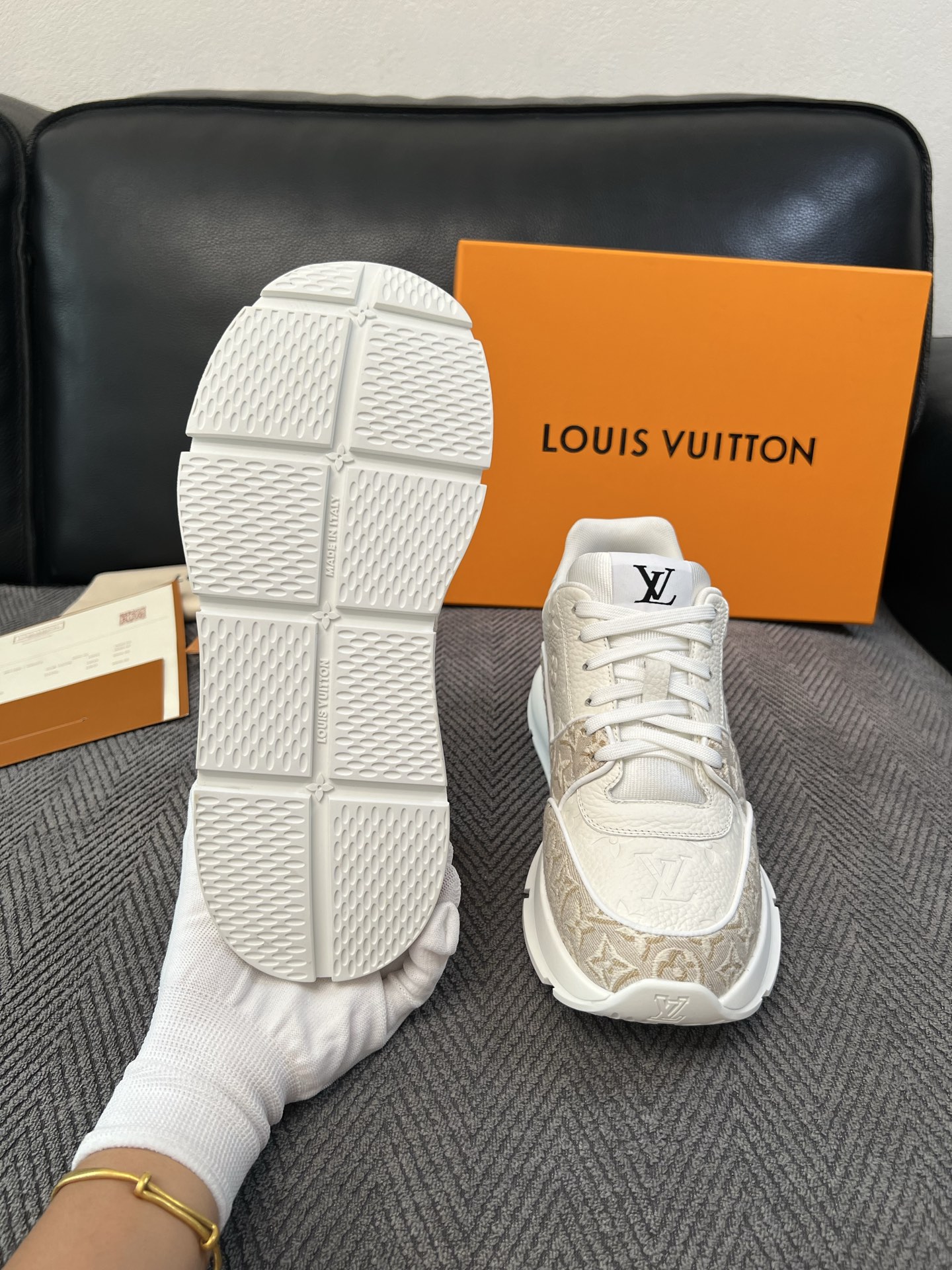 Lv 高品质  顶级工艺品  路易威登，运动板鞋专柜同步，鞋面意大利进口，高品质拼接缤纷色彩复杂工艺品，进口水染牛里柔软