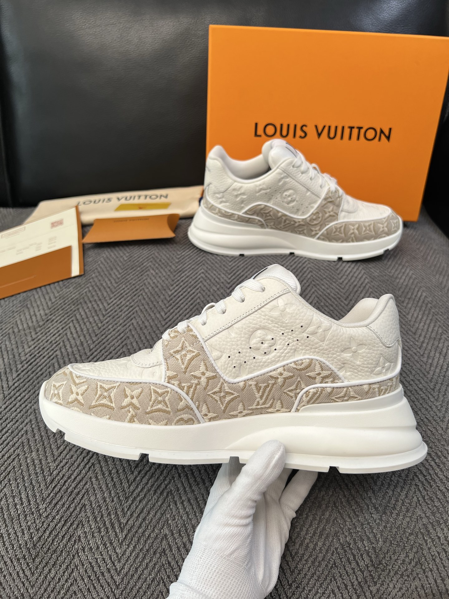 Lv 高品质  顶级工艺品  路易威登，运动板鞋专柜同步，鞋面意大利进口，高品质拼接缤纷色彩复杂工艺品，进口水染牛里柔软