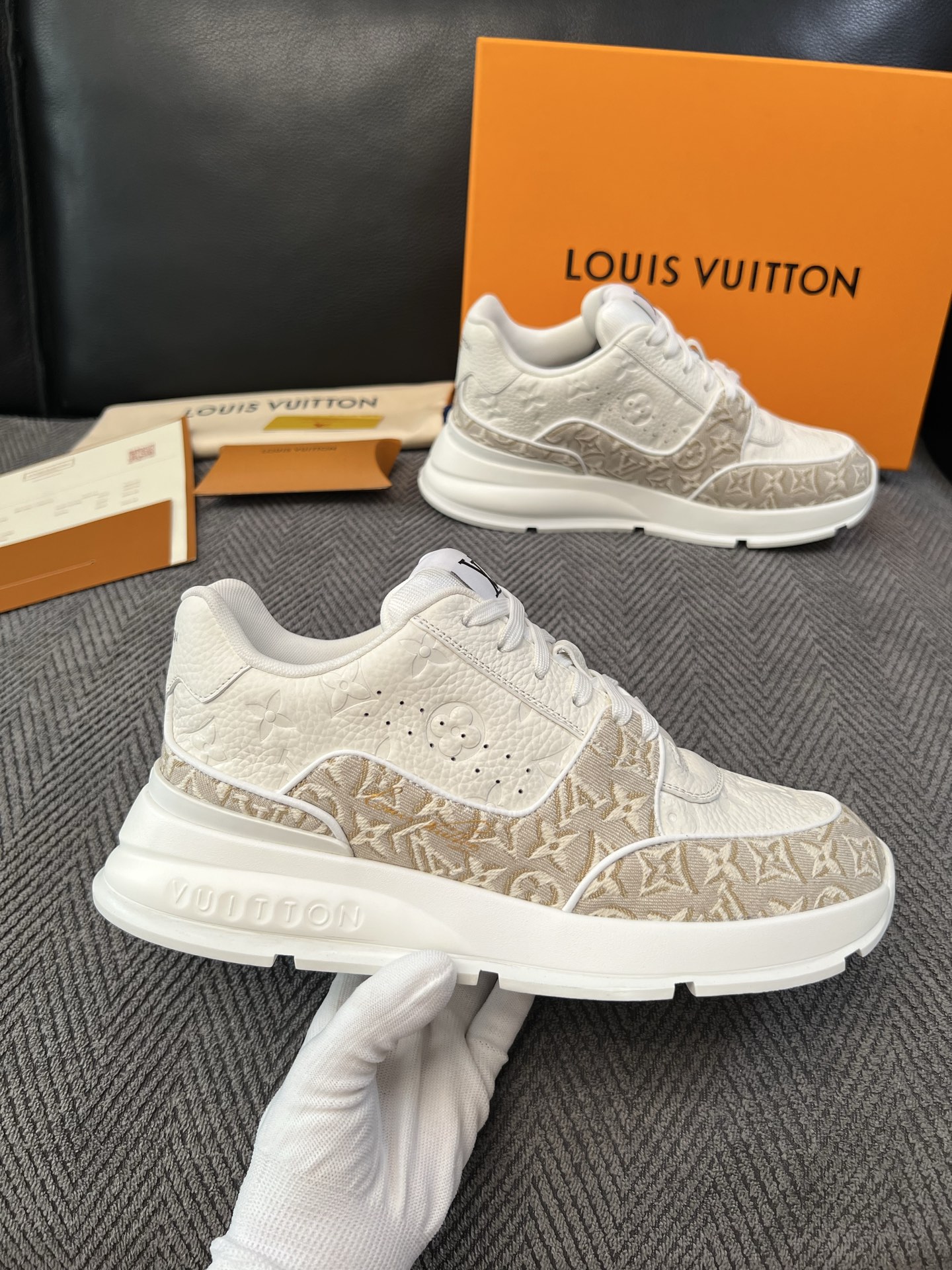 Lv 高品质  顶级工艺品  路易威登，运动板鞋专柜同步，鞋面意大利进口，高品质拼接缤纷色彩复杂工艺品，进口水染牛里柔软