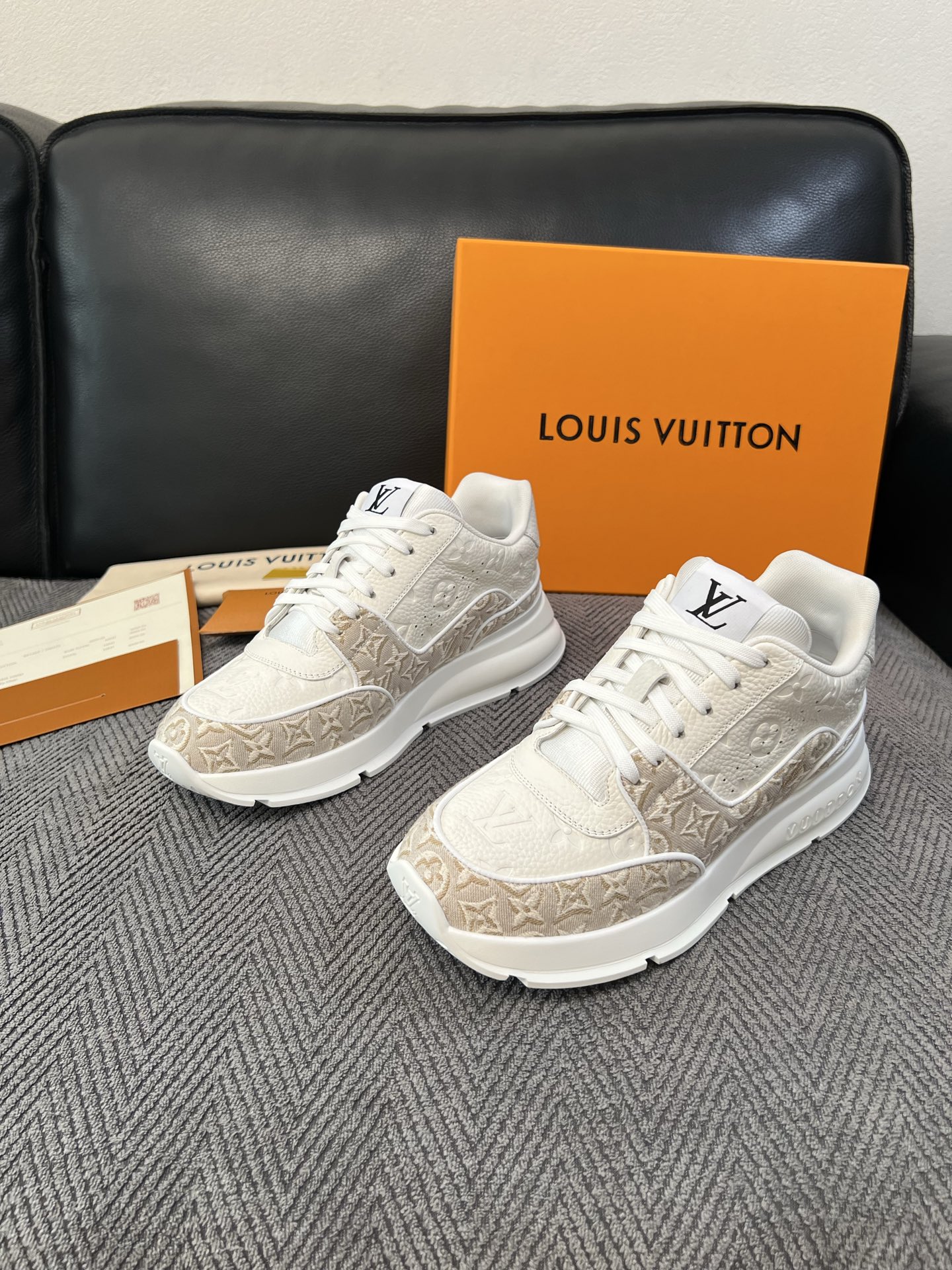 Lv 高品质  顶级工艺品  路易威登，运动板鞋专柜同步，鞋面意大利进口，高品质拼接缤纷色彩复杂工艺品，进口水染牛里柔软