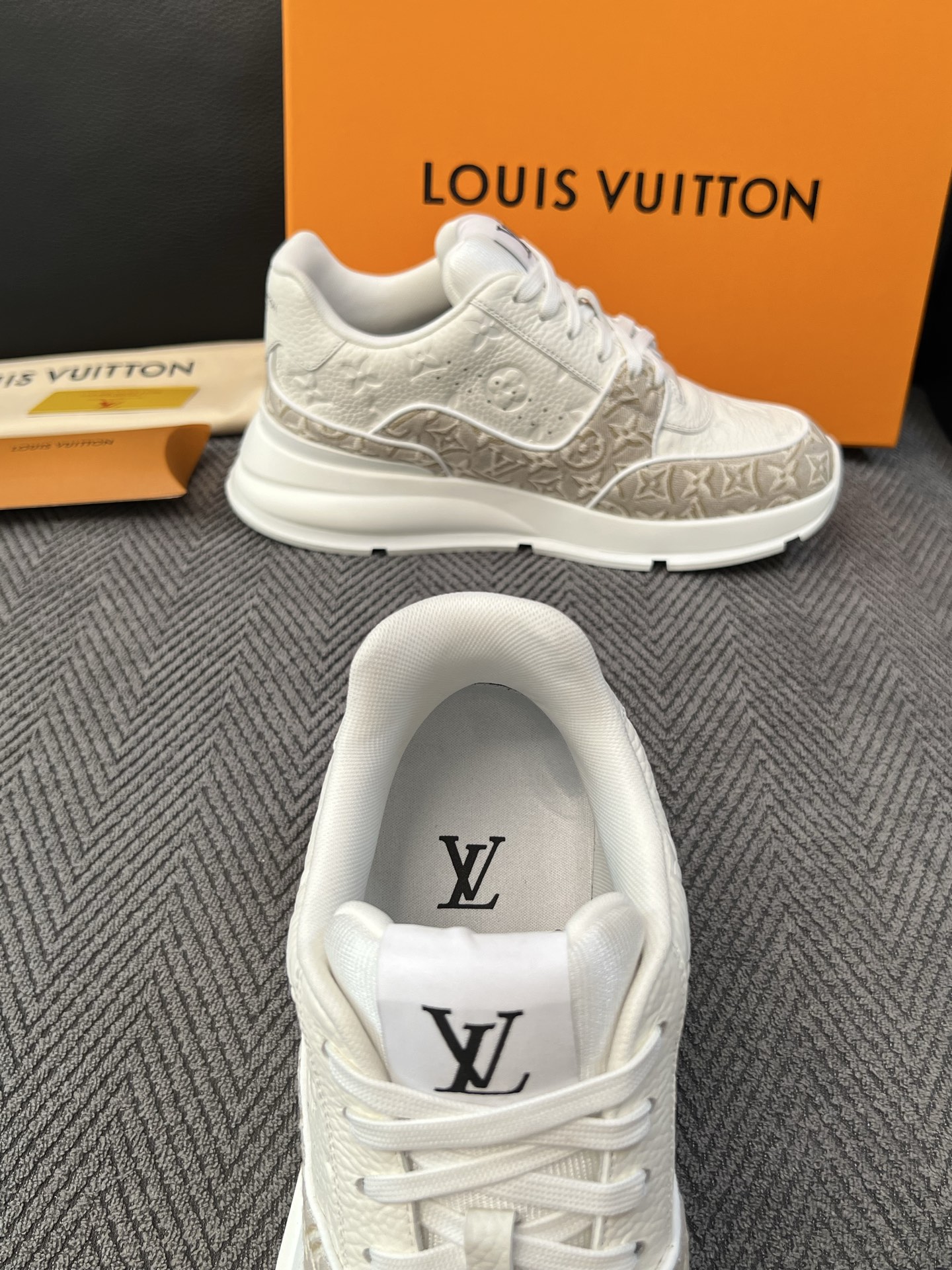 Lv 高品质  顶级工艺品  路易威登，运动板鞋专柜同步，鞋面意大利进口，高品质拼接缤纷色彩复杂工艺品，进口水染牛里柔软