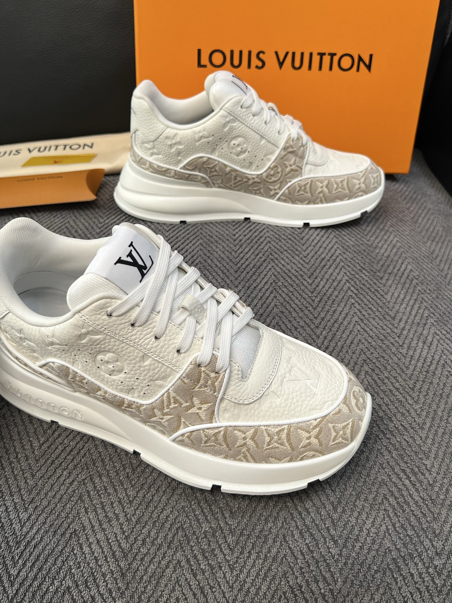 Lv 高品质  顶级工艺品  路易威登，运动板鞋专柜同步，鞋面意大利进口，高品质拼接缤纷色彩复杂工艺品，进口水染牛里柔软