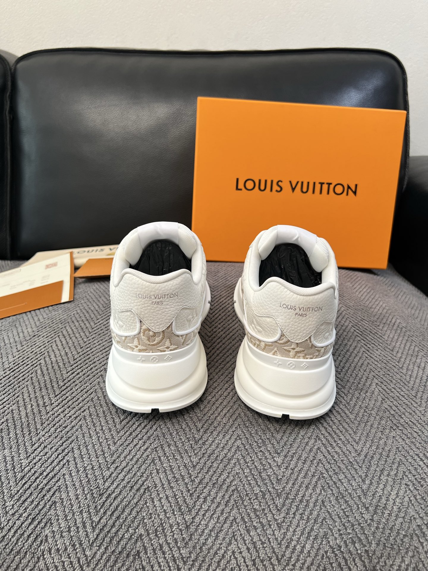Lv 高品质  顶级工艺品  路易威登，运动板鞋专柜同步，鞋面意大利进口，高品质拼接缤纷色彩复杂工艺品，进口水染牛里柔软