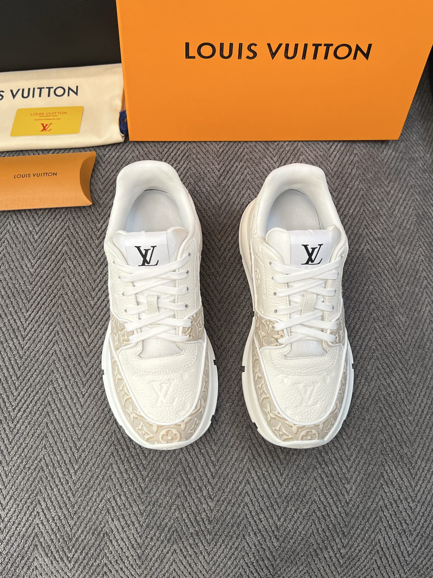 Lv 高品质  顶级工艺品  路易威登，运动板鞋专柜同步，鞋面意大利进口，高品质拼接缤纷色彩复杂工艺品，进口水染牛里柔软
