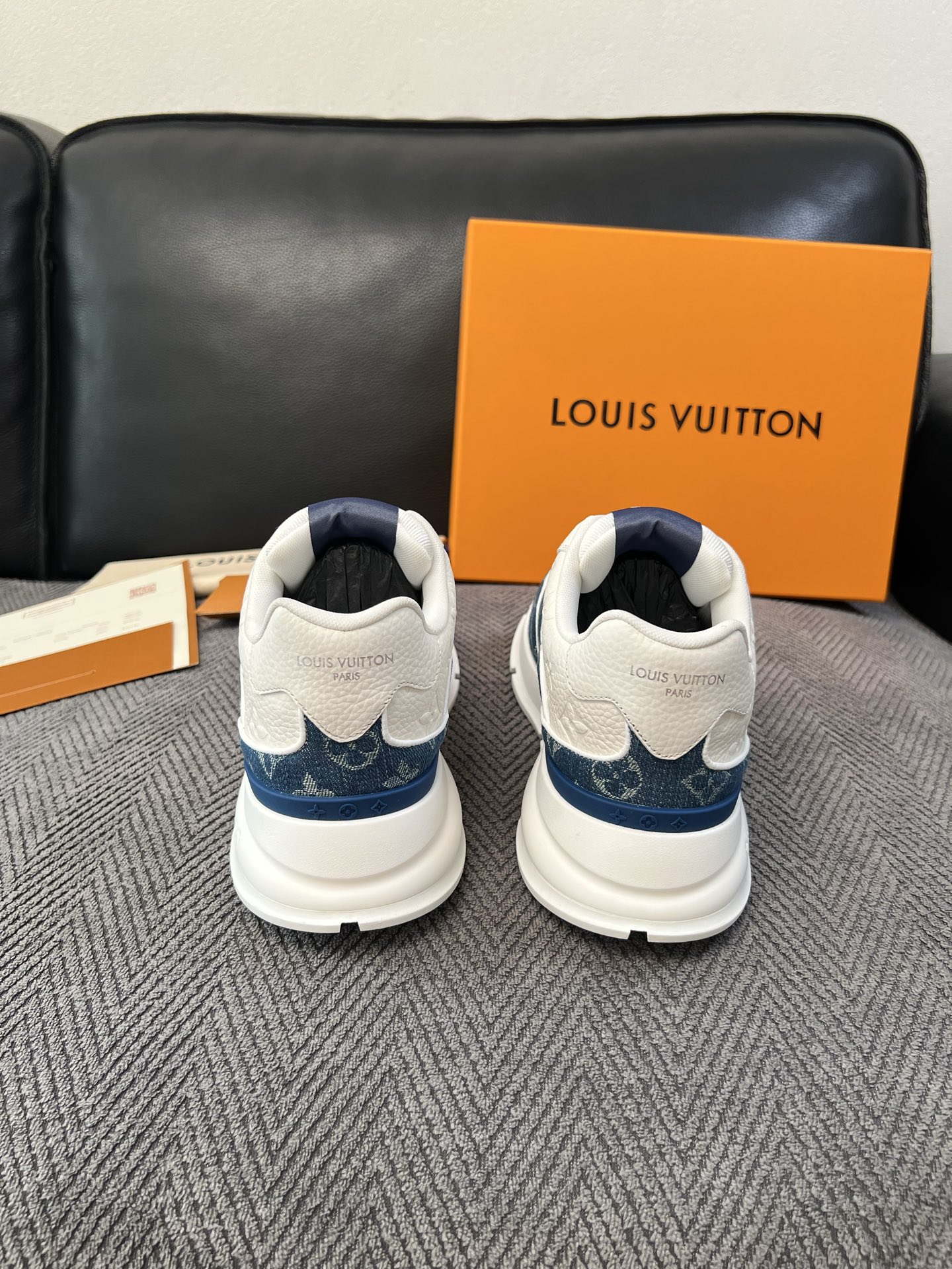 Lv 高品质  顶级工艺品  路易威登，运动板鞋专柜同步，鞋面意大利进口，高品质拼接缤纷色彩复杂工艺品，进口水染牛里柔软