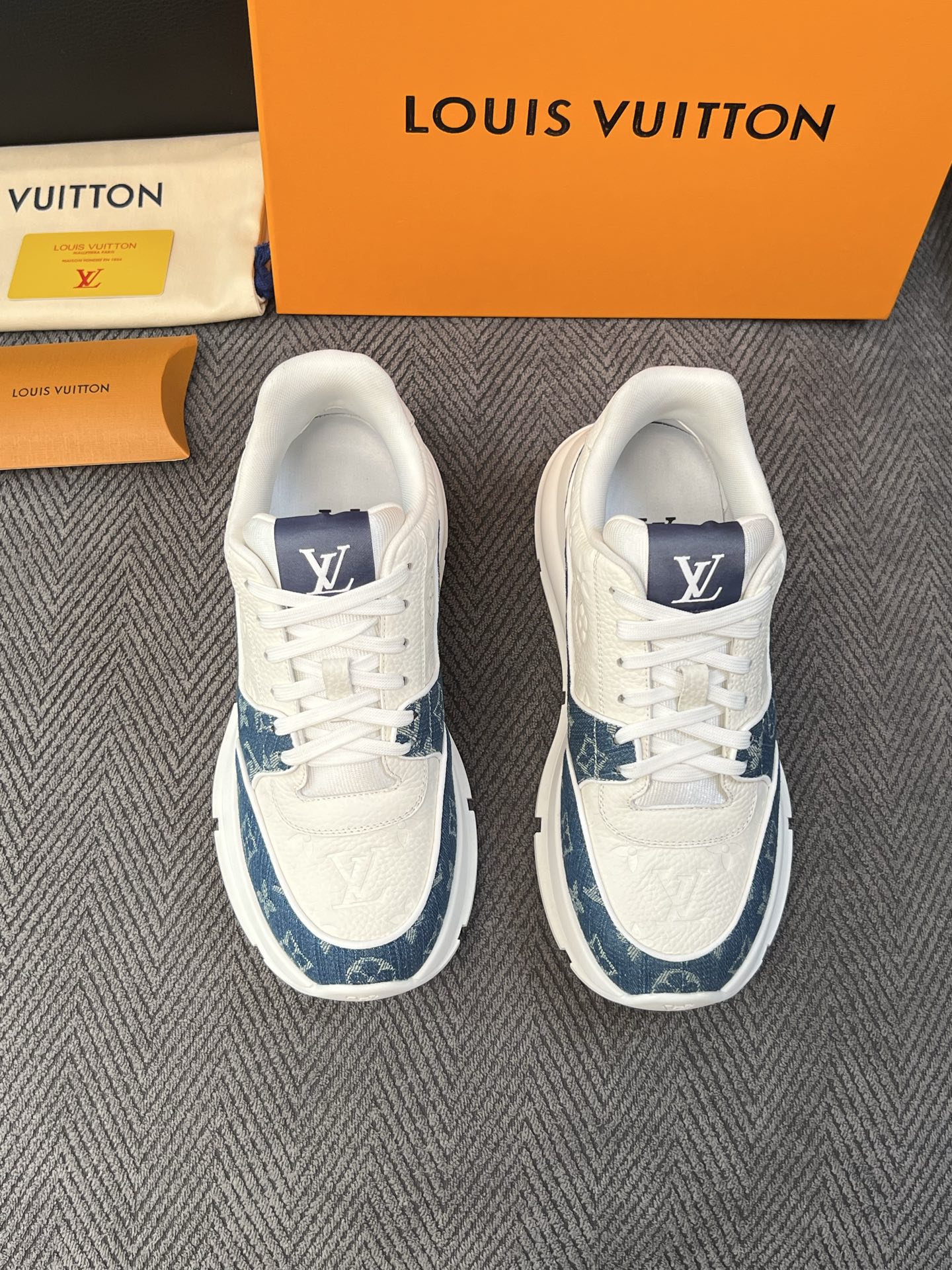 Lv 高品质  顶级工艺品  路易威登，运动板鞋专柜同步，鞋面意大利进口，高品质拼接缤纷色彩复杂工艺品，进口水染牛里柔软