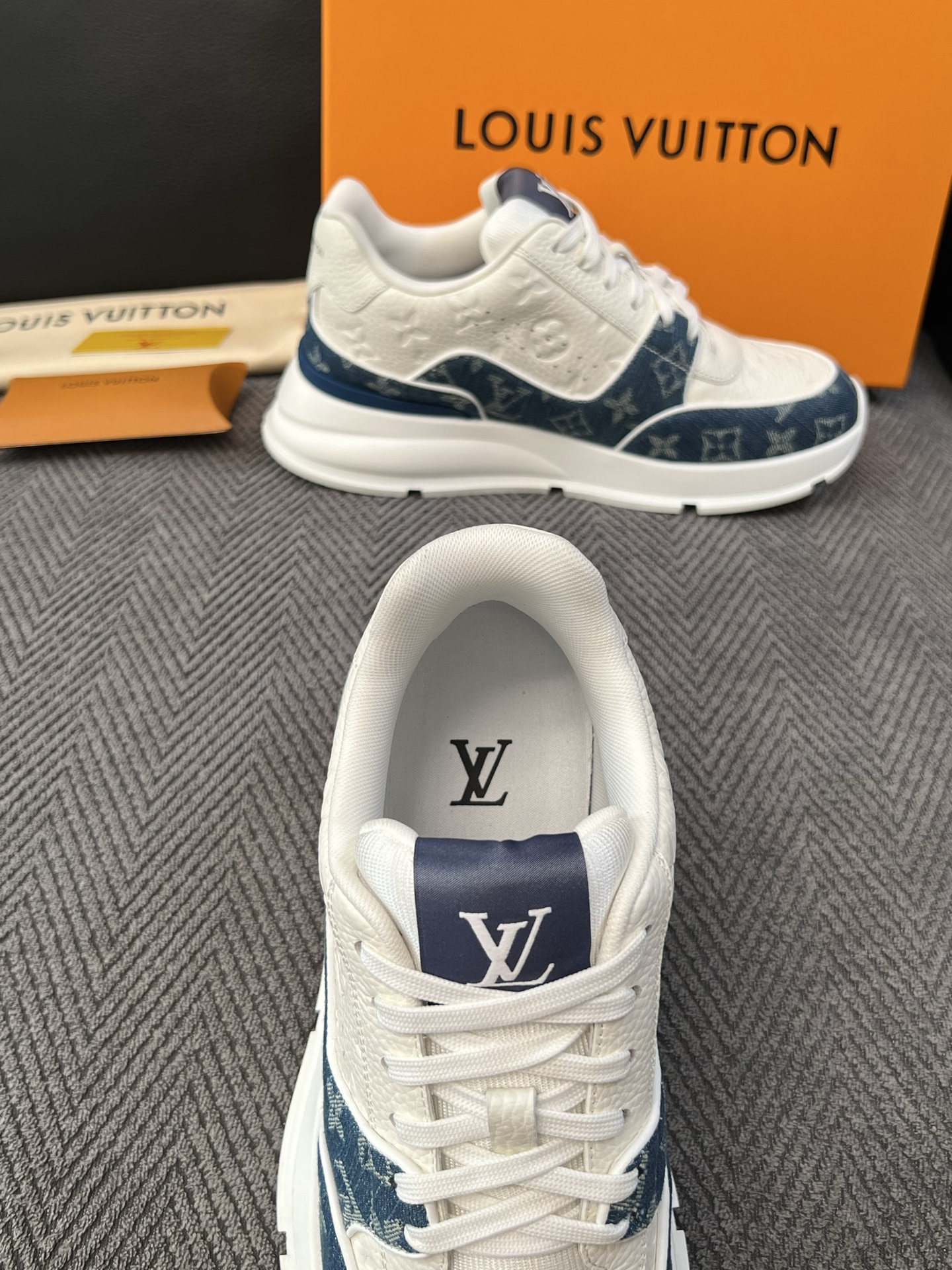 Lv 高品质  顶级工艺品  路易威登，运动板鞋专柜同步，鞋面意大利进口，高品质拼接缤纷色彩复杂工艺品，进口水染牛里柔软