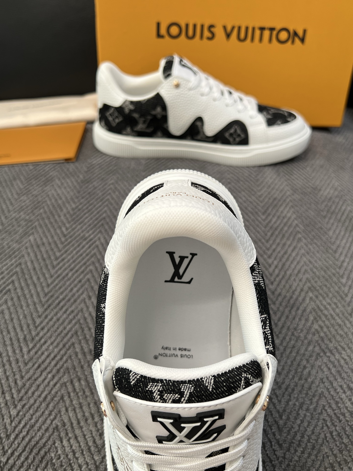 Lv 高品质  顶级工艺品  路易威登，运动板鞋专柜同步，鞋面意大利进口，高品质拼接缤纷色彩复杂工艺品，进口水染牛里柔软
