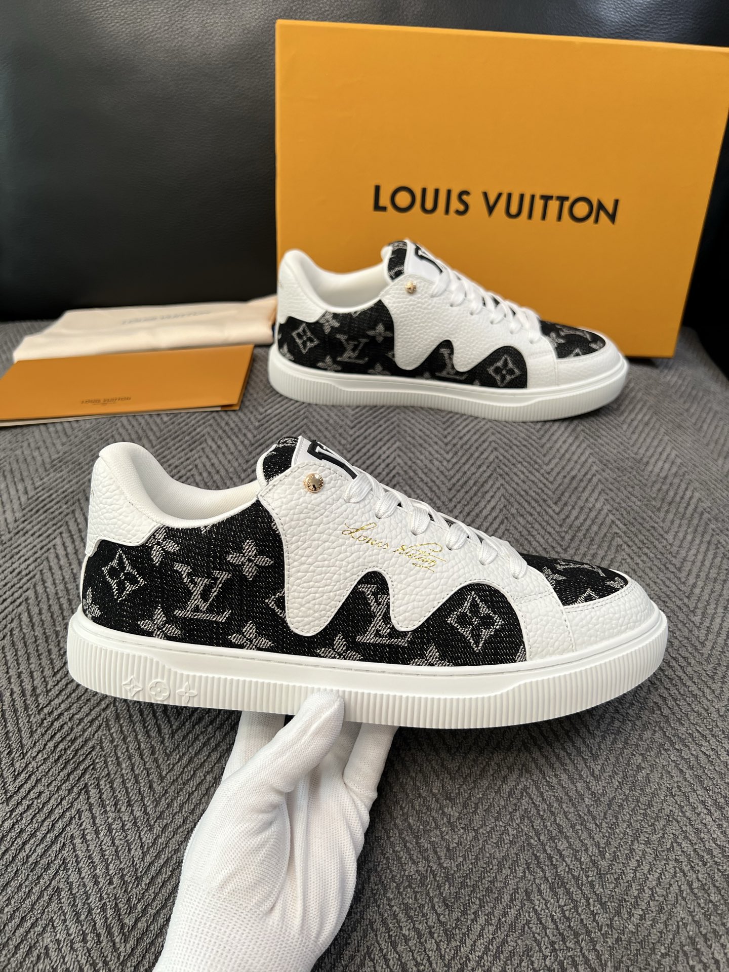 Lv 高品质  顶级工艺品  路易威登，运动板鞋专柜同步，鞋面意大利进口，高品质拼接缤纷色彩复杂工艺品，进口水染牛里柔软