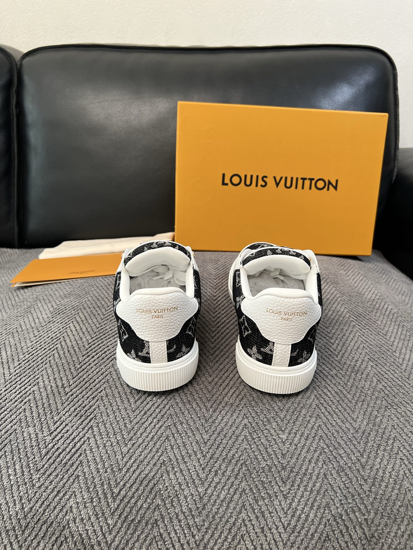 Lv 高品质  顶级工艺品  路易威登，运动板鞋专柜同步，鞋面意大利进口，高品质拼接缤纷色彩复杂工艺品，进口水染牛里柔软